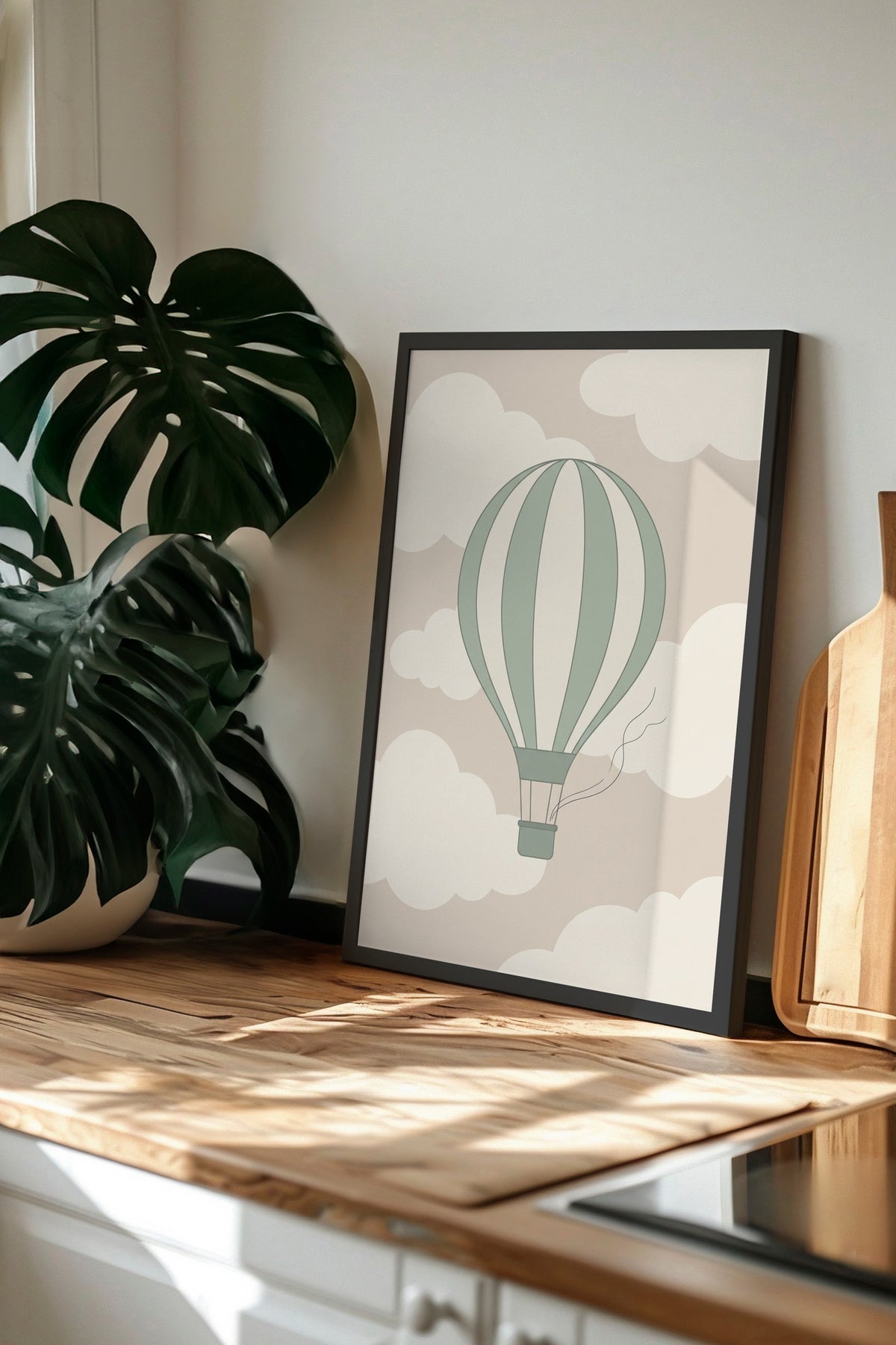 Minimalist Uçan Balon ve Bulutlar Poster – Siyah Çerçeveli Tablo