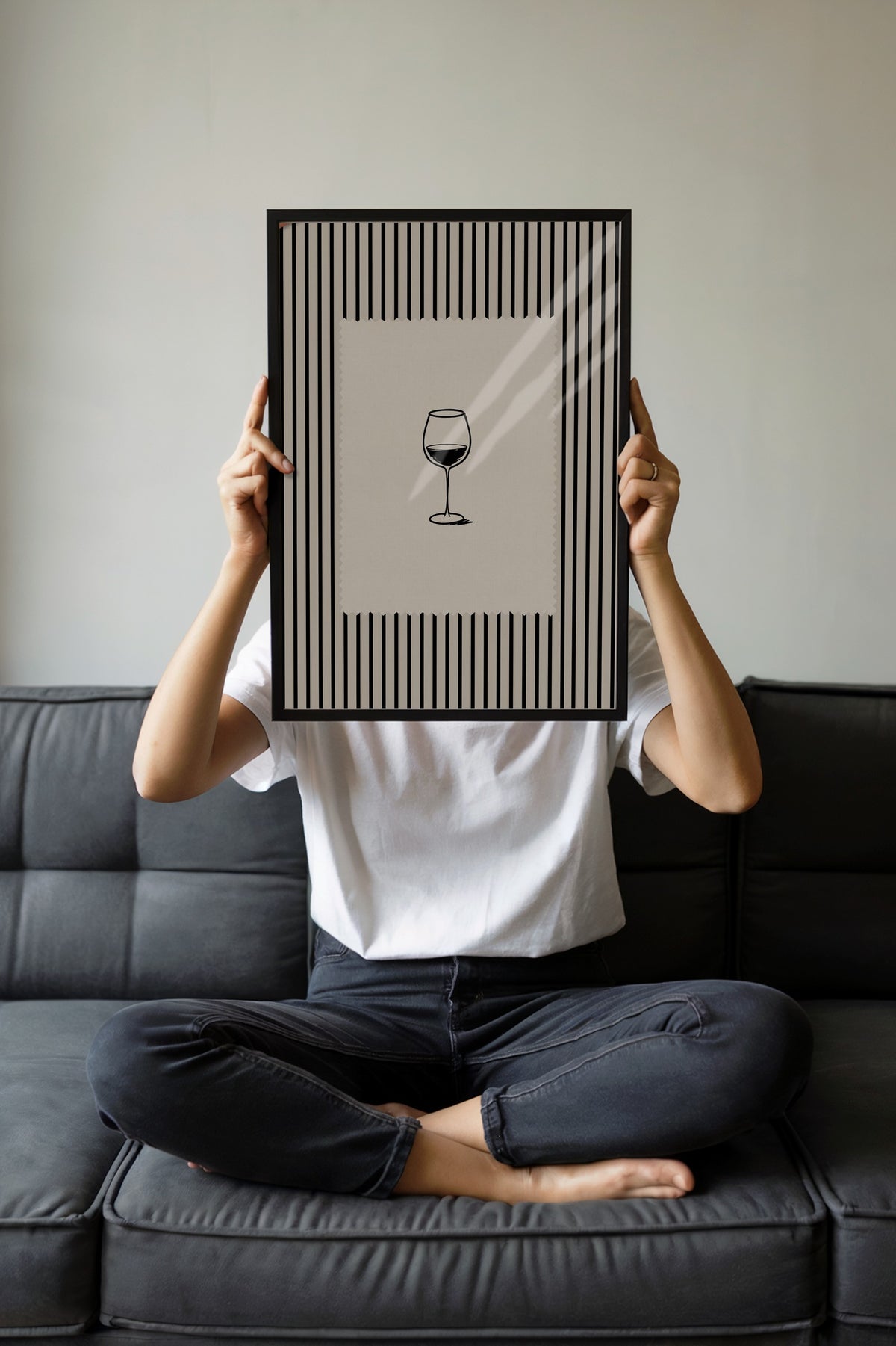 Çizgili Fon Üzerinde Şarap Kadehi Poster – Siyah Çerçeveli Tablo
