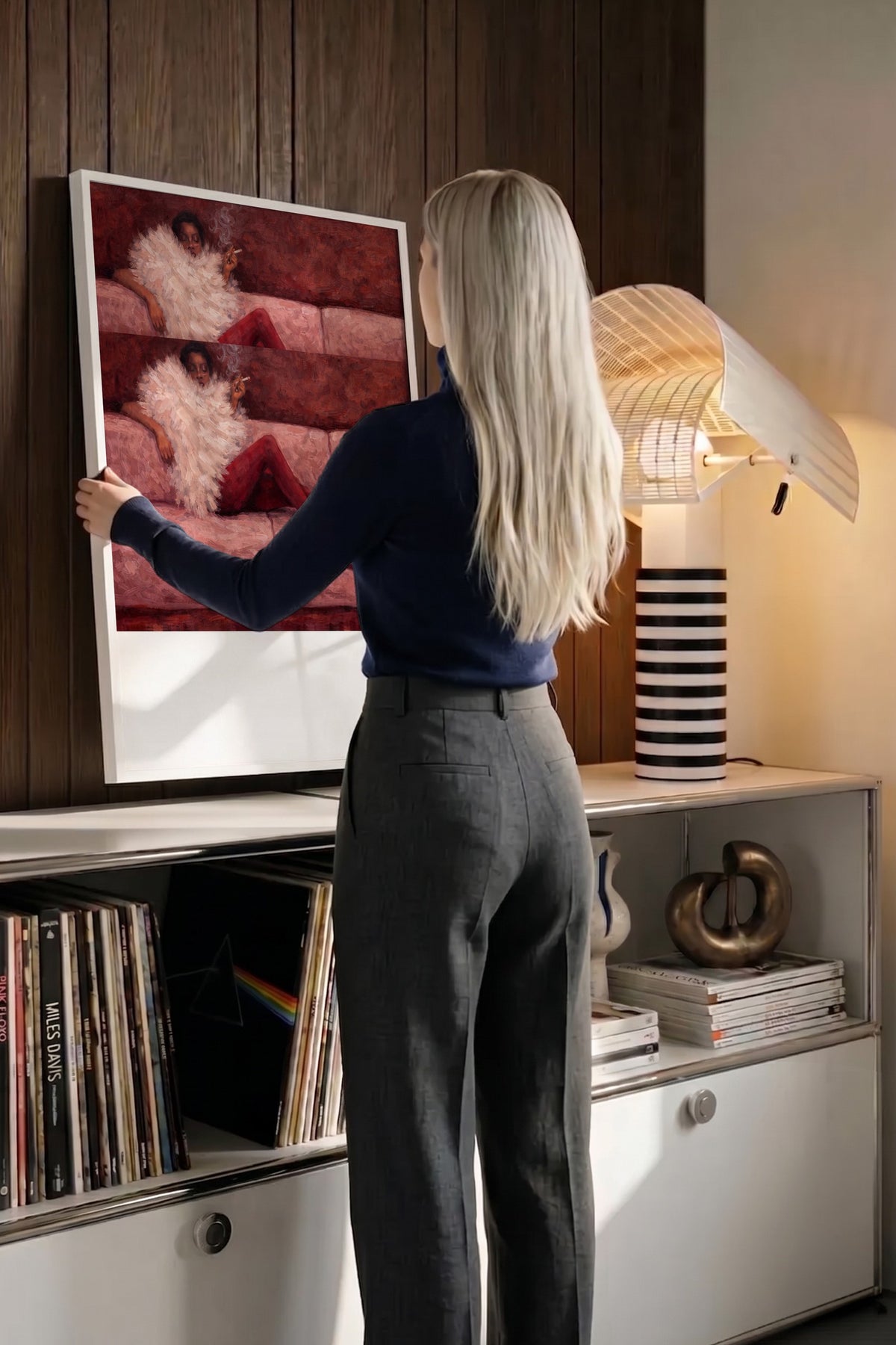 Koltukta Oturan Kadın Poster – Beyaz Çerçeveli Tablo