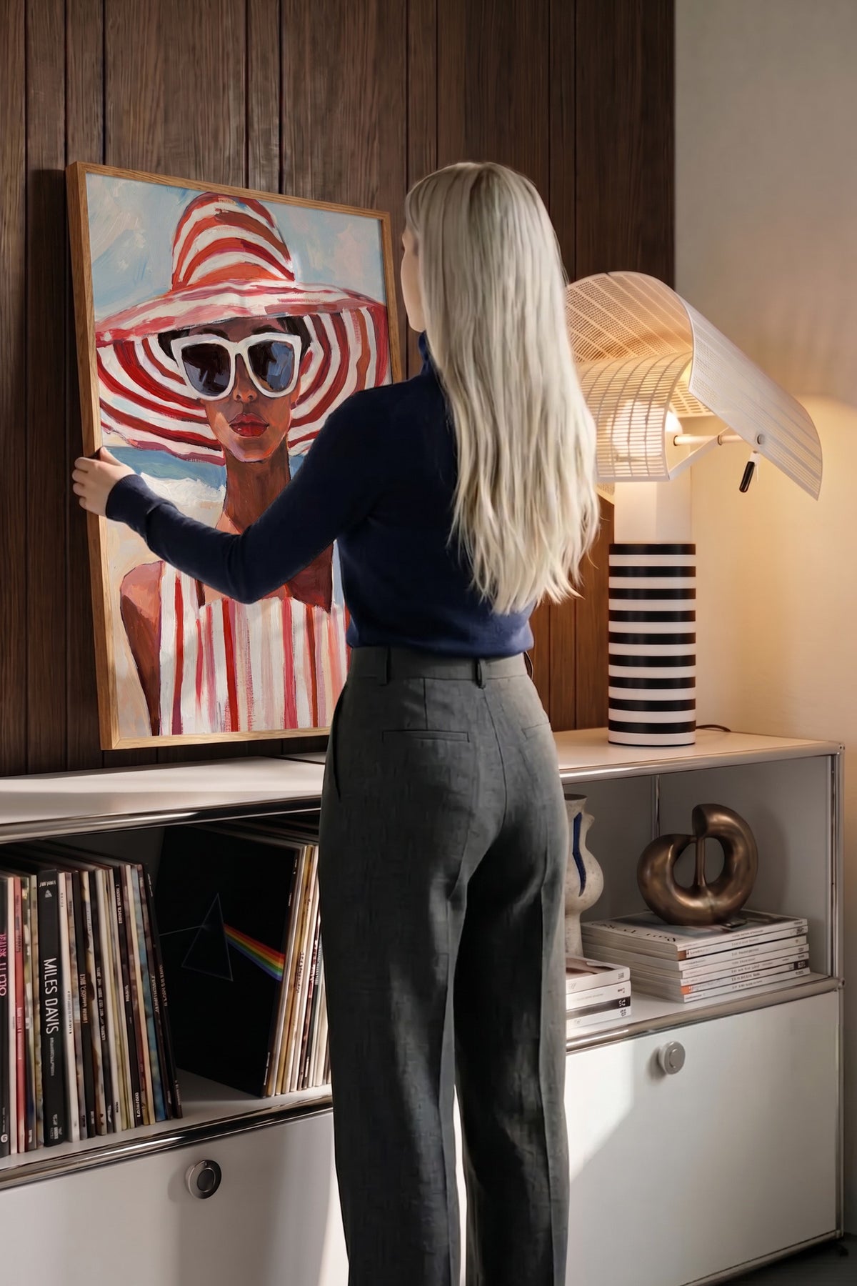 Deniz Kenarında Şapkalı Kadın Poster – Ahşap Çerçeveli Tablo