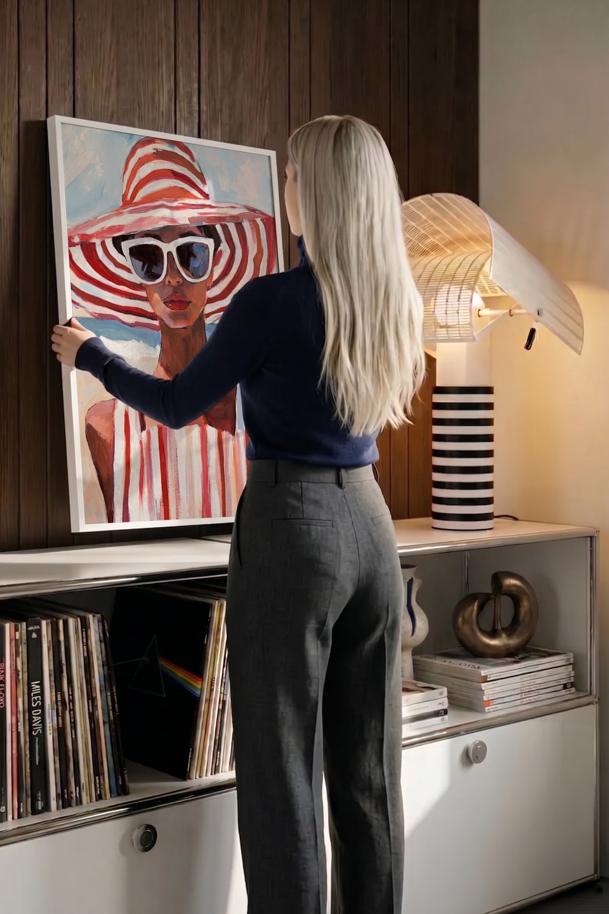Deniz Kenarında Şapkalı Kadın Poster – Beyaz Çerçeveli Tablo