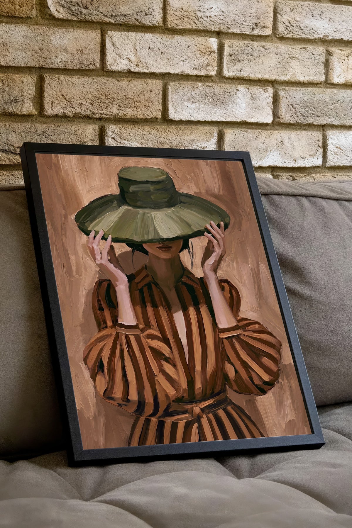 Şapkalı Kadın Figürü Poster – Siyah Çerçeveli Tablo
