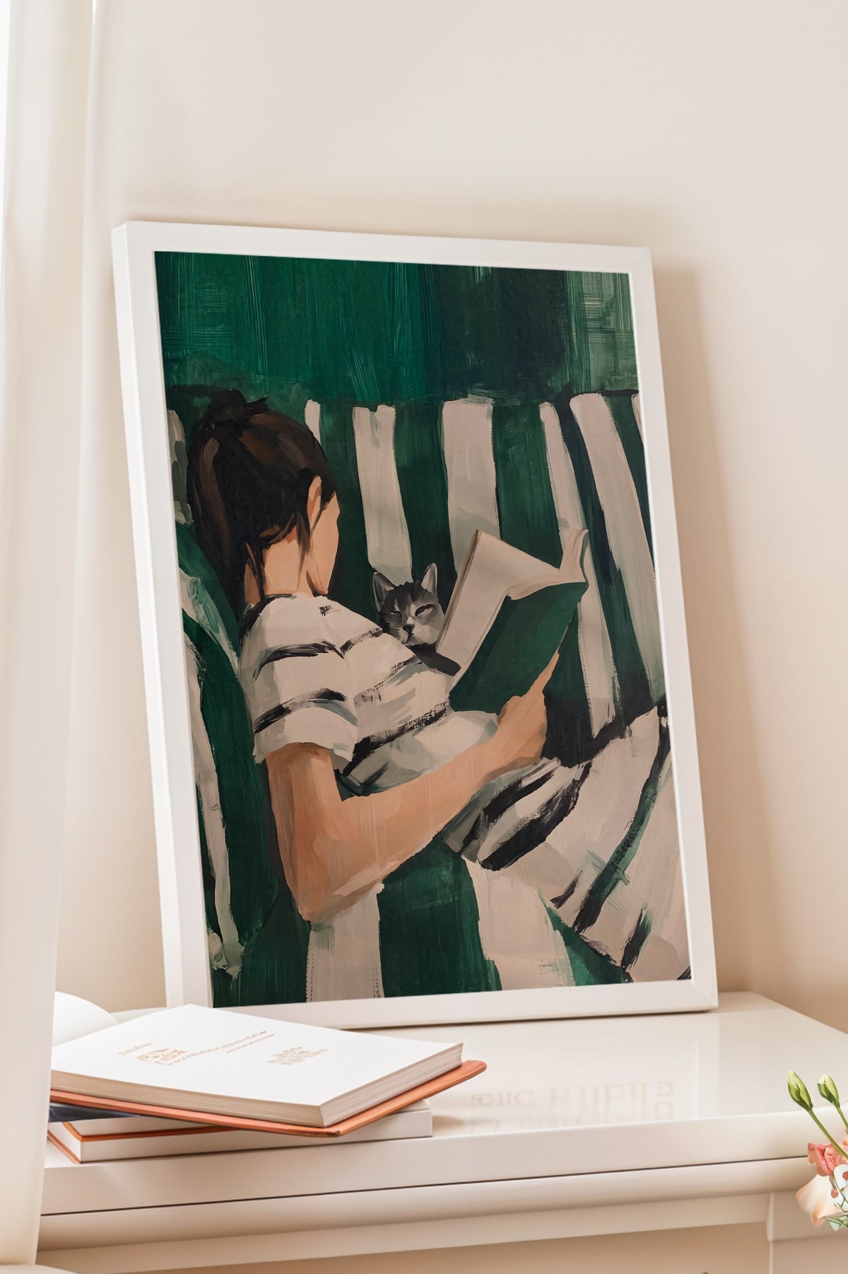 Koltuğa Oturmuş Okuyan Kadın ve Kedi Poster – Beyaz Çerçeveli Tablo