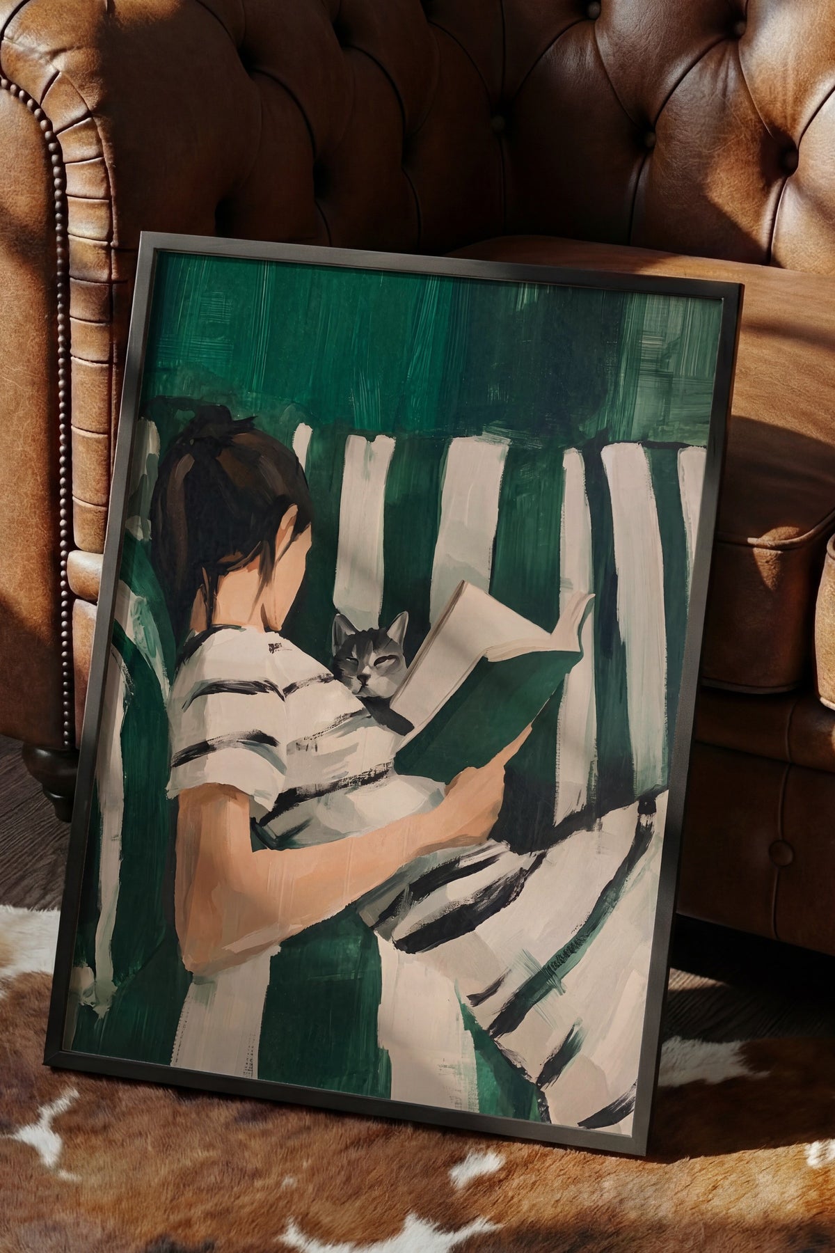 Koltuğa Oturmuş Okuyan Kadın ve Kedi Poster – Siyah Çerçeveli Tablo