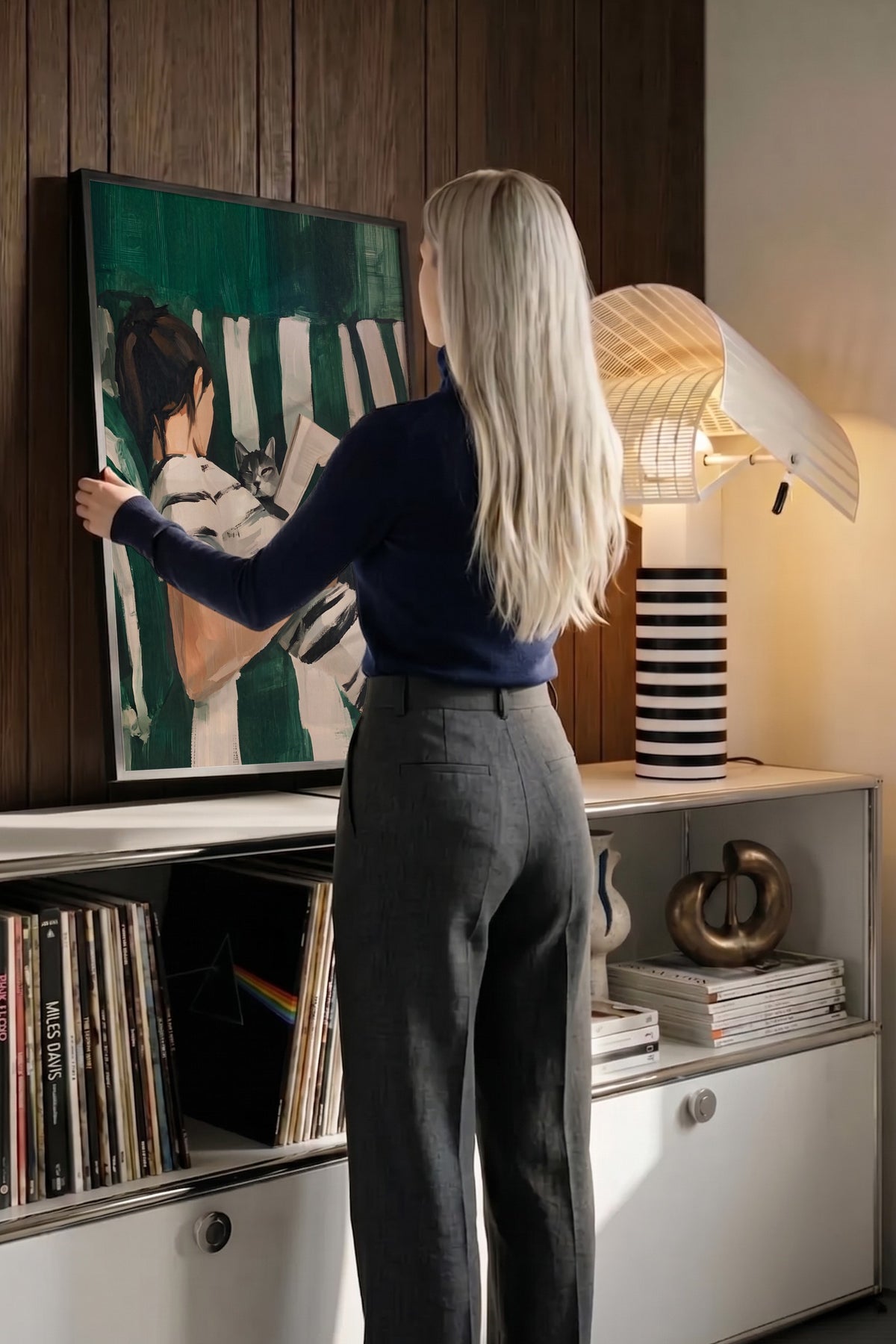 Koltuğa Oturmuş Okuyan Kadın ve Kedi Poster – Siyah Çerçeveli Tablo