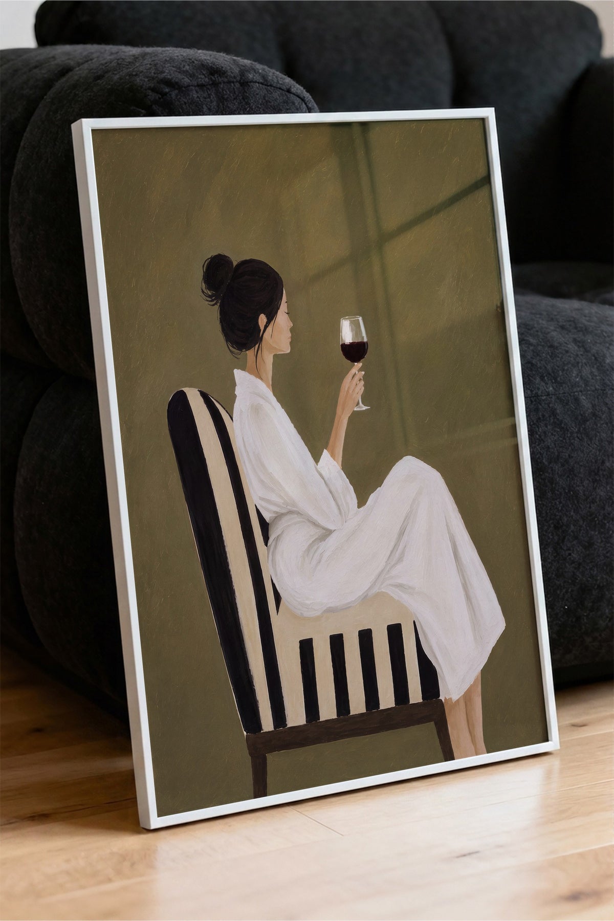 Kadın Figürü ve Kadeh Poster – Beyaz Çerçeveli Tablo