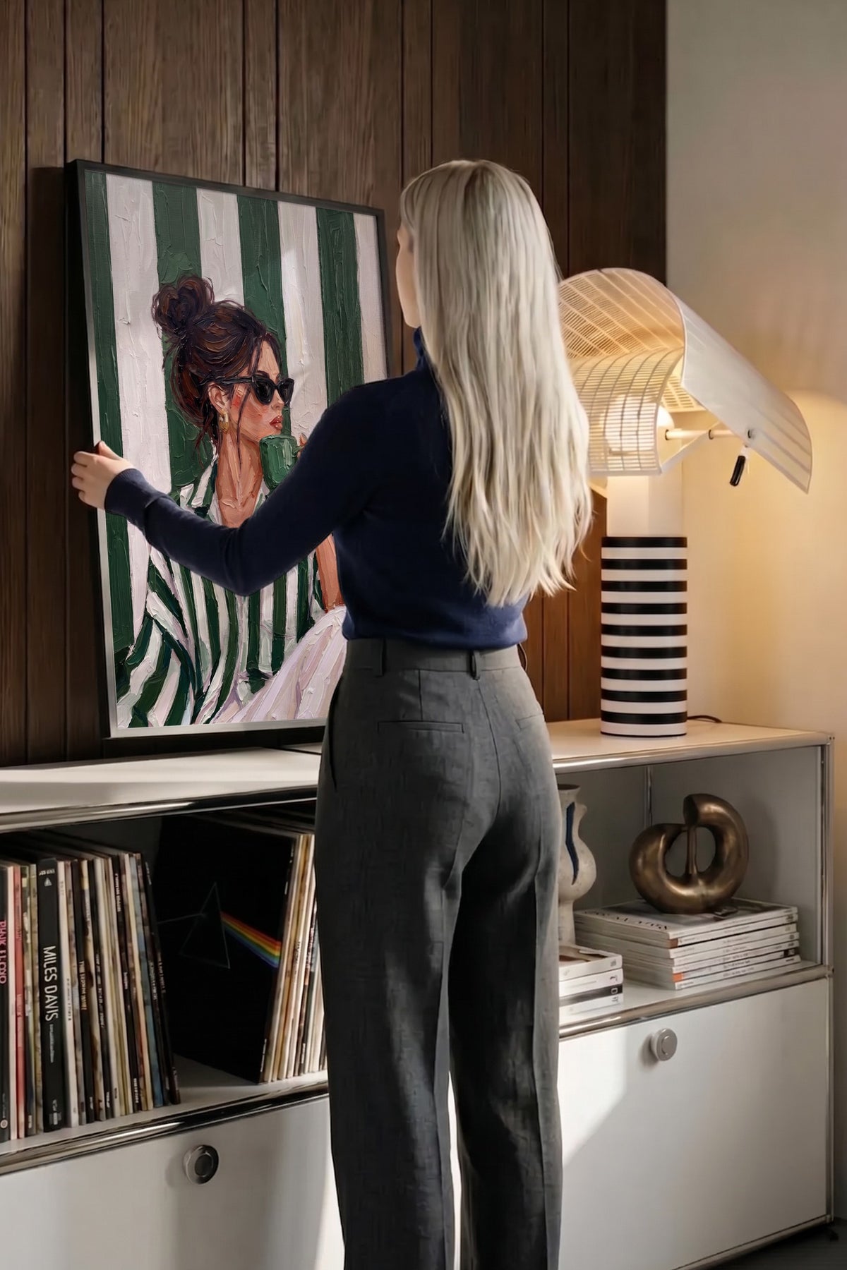 Kahve İçen Kadın Figürü Poster – Siyah Çerçeveli Tablo