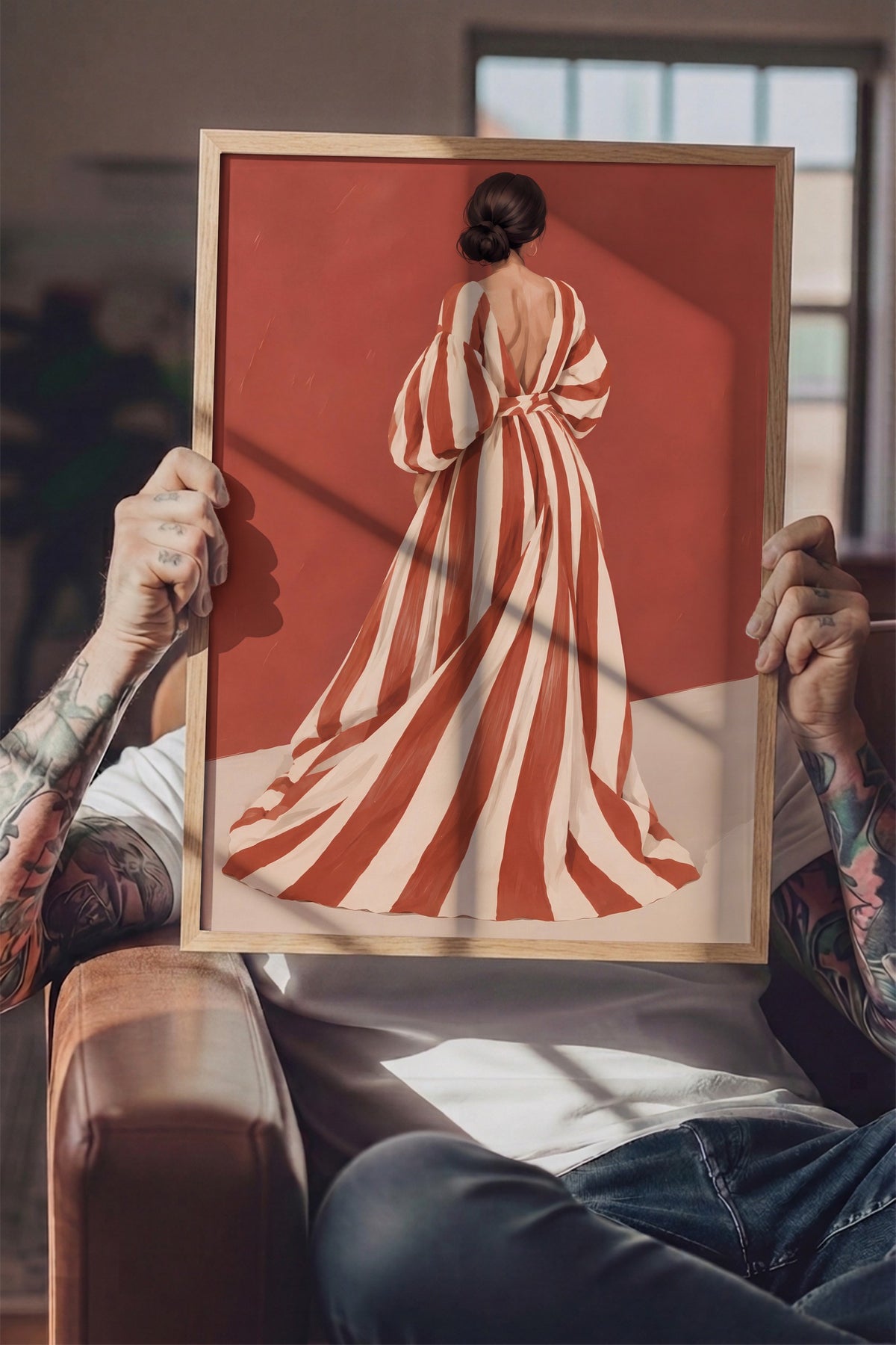 Kırmızı Çizgili Elbise ile Kadın Poster – Ahşap Çerçeveli Tablo