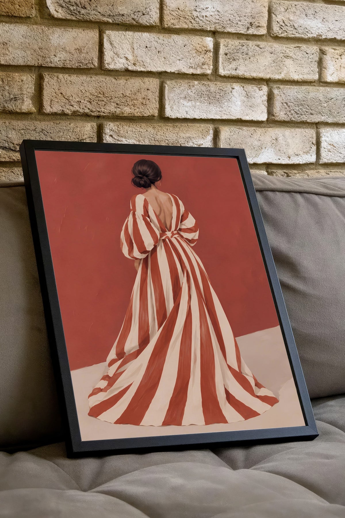 Kırmızı Çizgili Elbise ile Kadın Poster – Siyah Çerçeveli Tablo