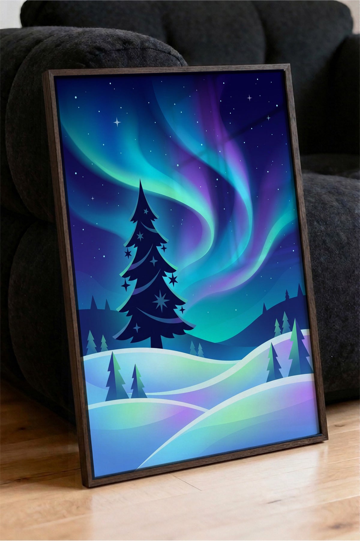 Aurora ve Çam Ağaçları Poster – Kahverengi Çerçeveli Tablo