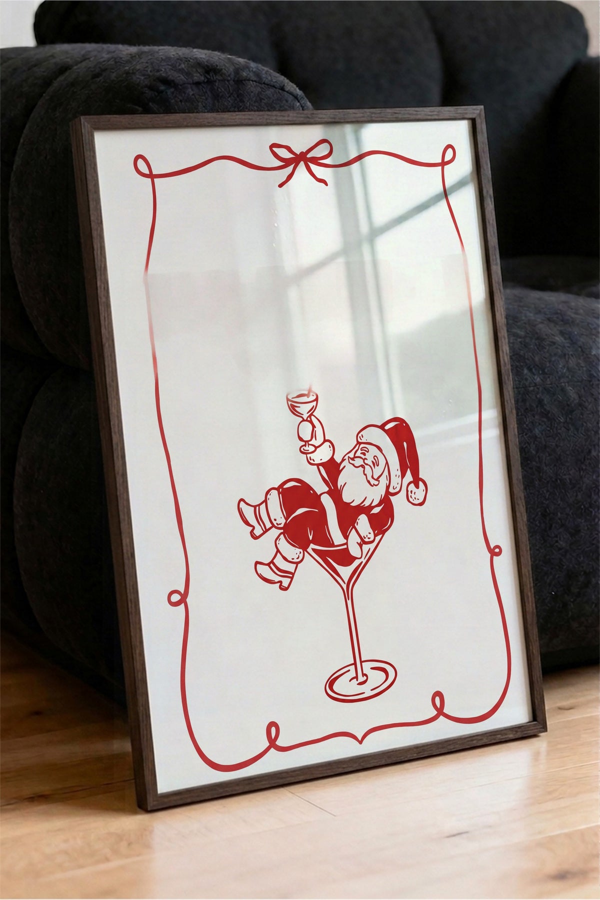 Kadehte Oturan Noel Baba Poster – Kahverengi Çerçeveli Tablo