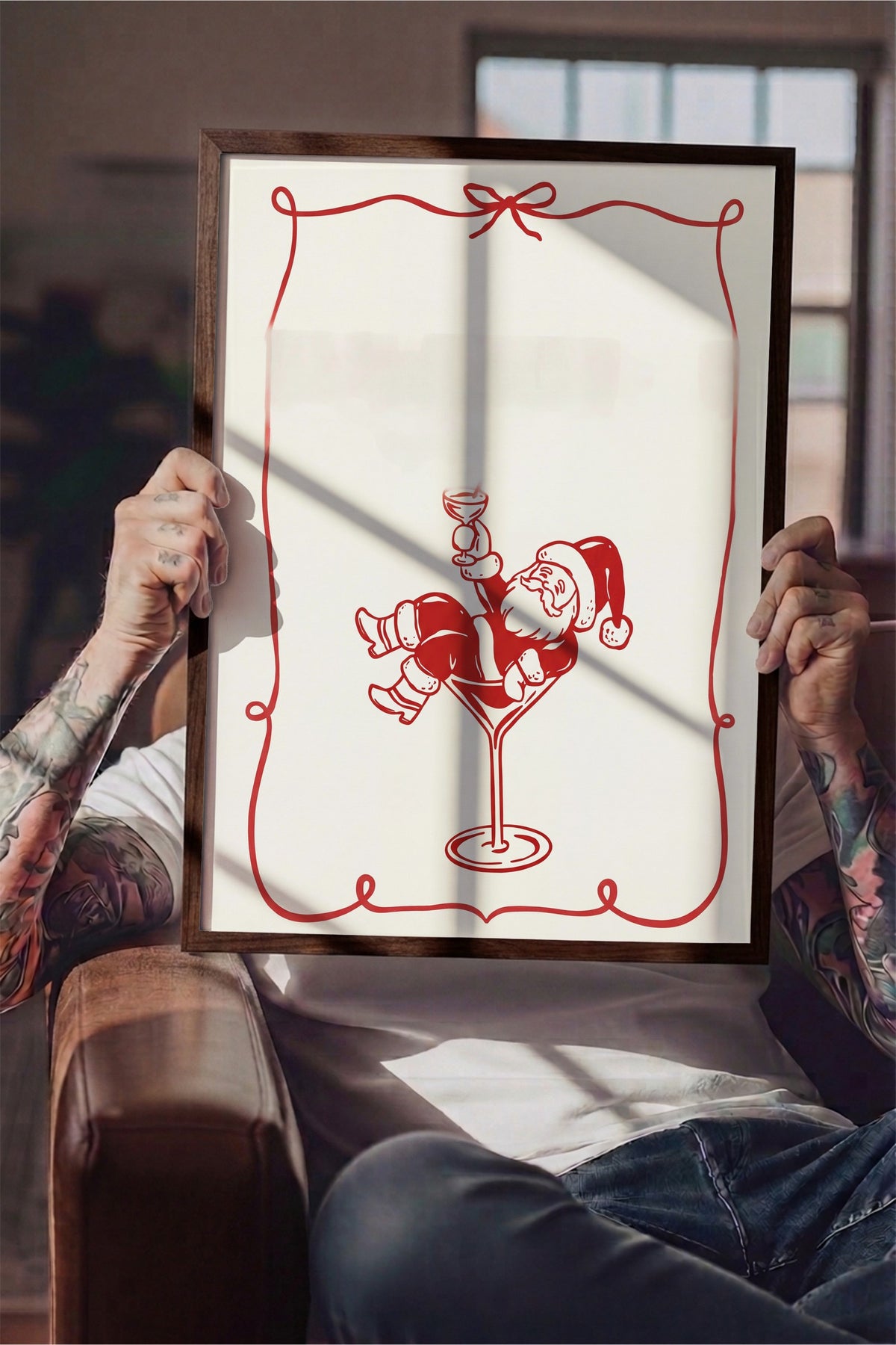 Kadehte Oturan Noel Baba Poster – Kahverengi Çerçeveli Tablo
