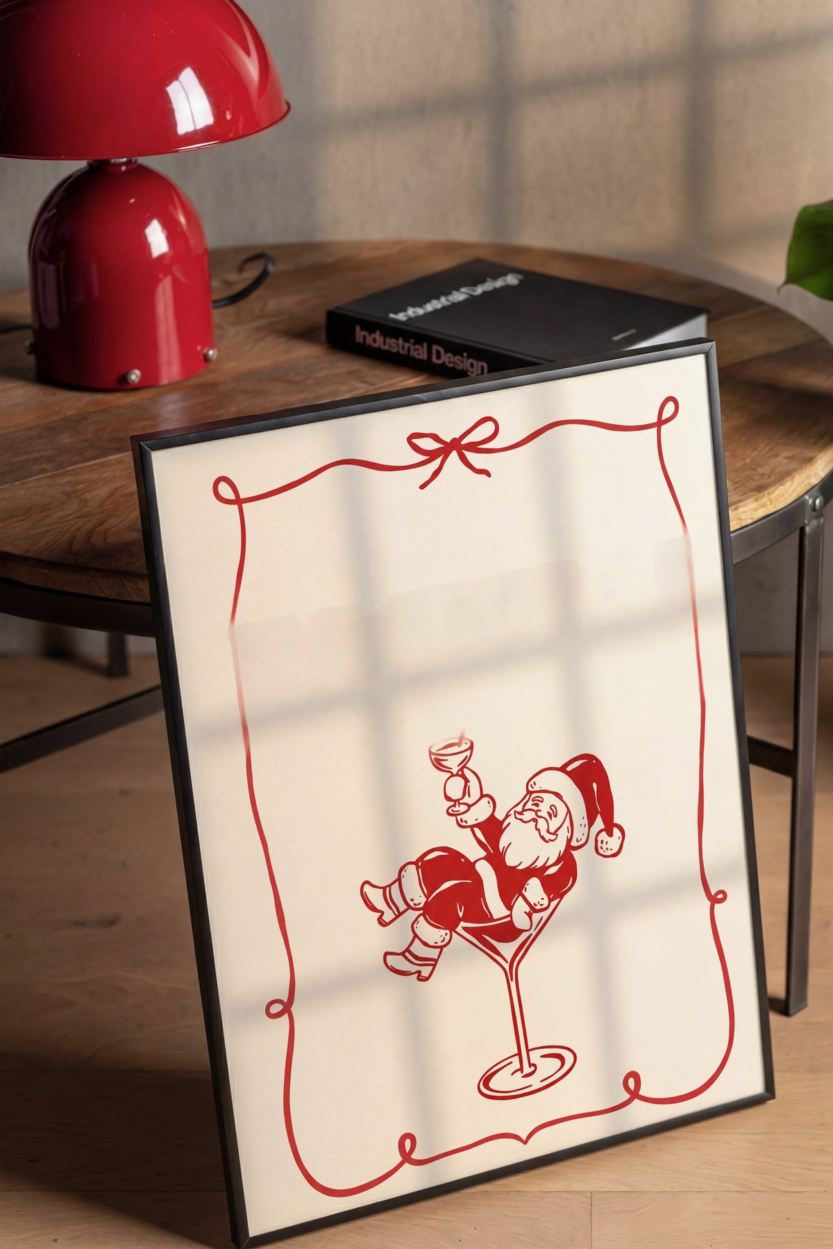 Kadehte Oturan Noel Baba Poster – Siyah Çerçeveli Tablo