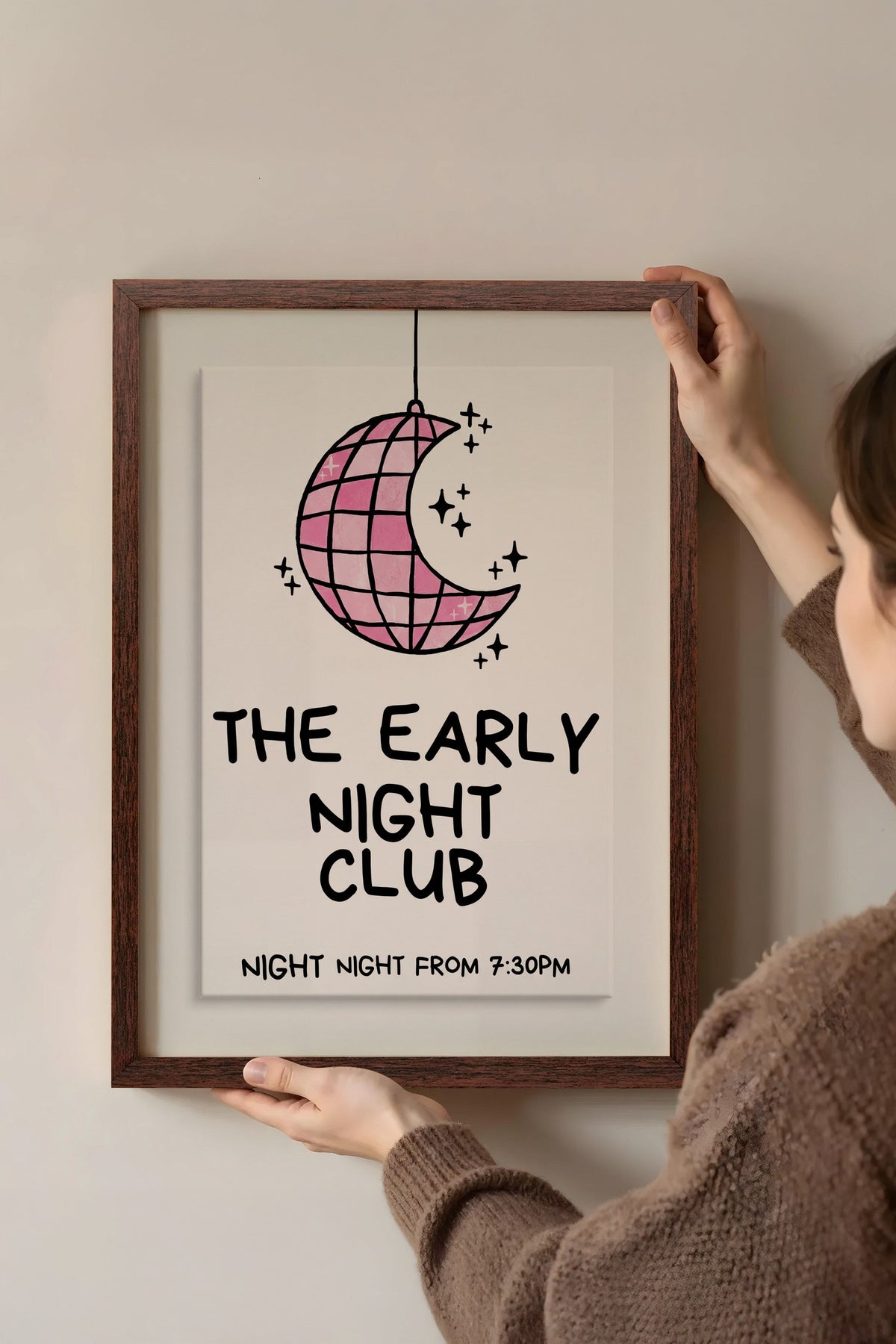THE EARLY NIGHT CLUB Poster – Kahverengi Çerçeveli Tablo