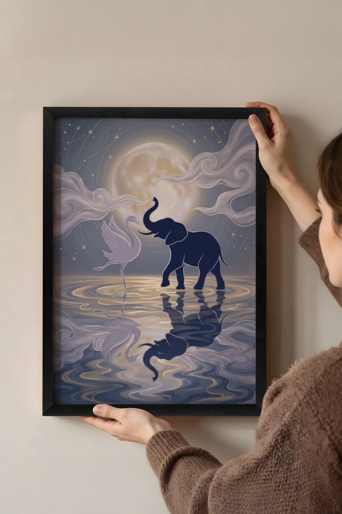 Ay Işığında Fil ve Kuğu Poster – Siyah Çerçeveli Tablo