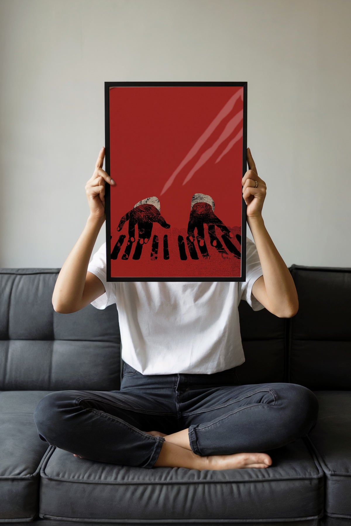 Kırmızı Arka Plan Üzerinde Piyano Çalan Eller Poster – Siyah Çerçeveli Tablo