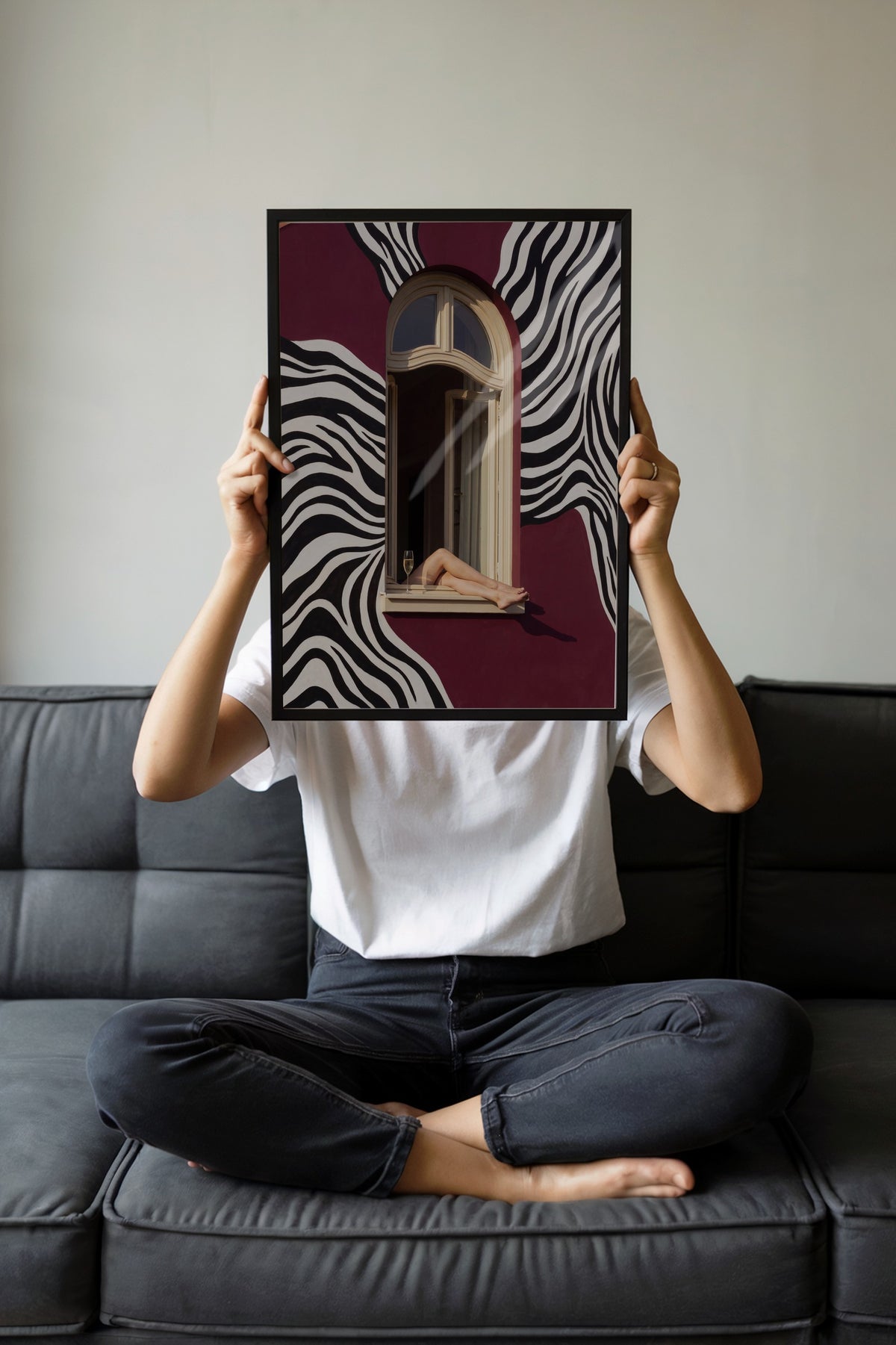 Cam Kenarında Dinlenen Ayaklar Poster – Siyah Çerçeveli Tablo