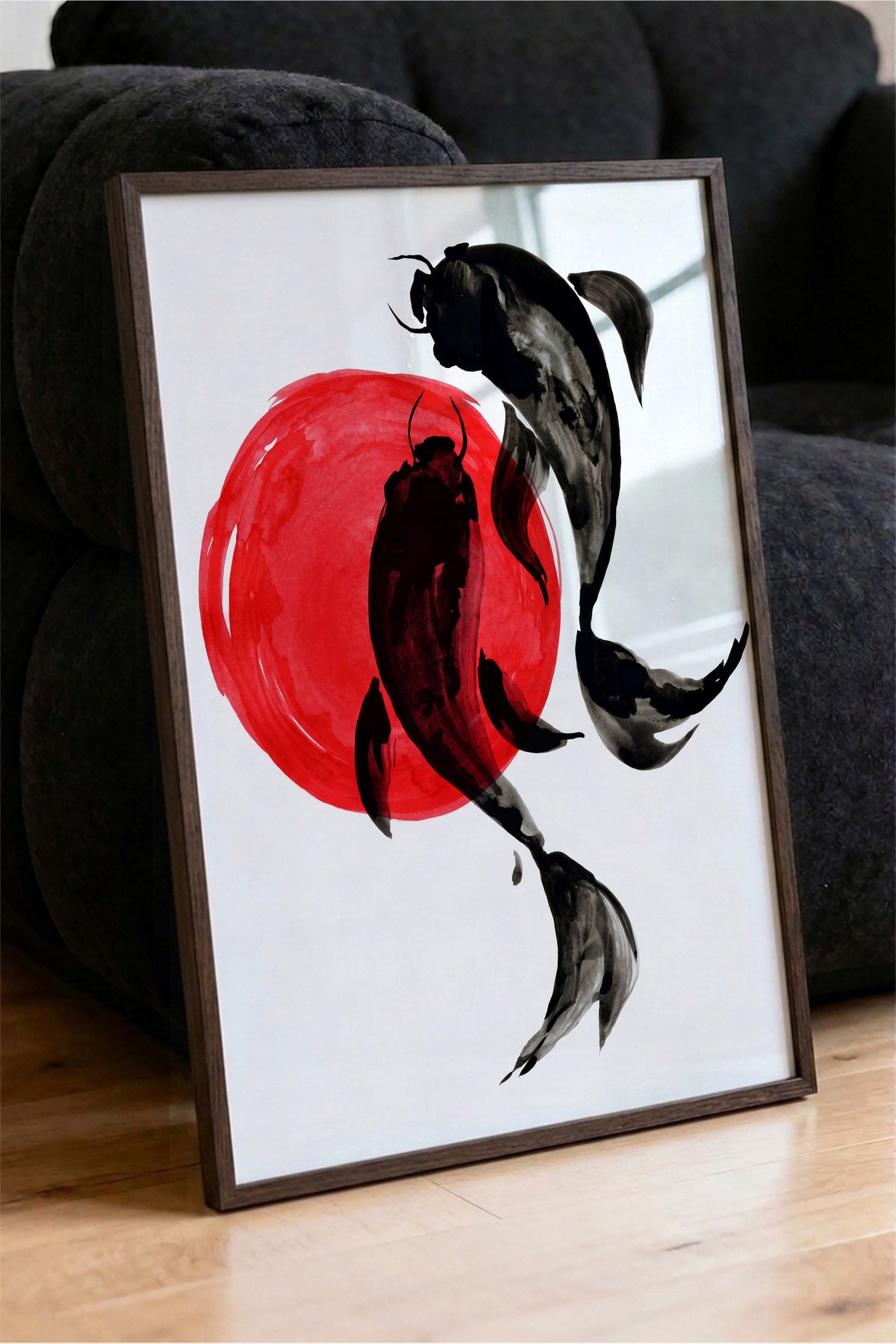 Koi Balıkları ve Kırmızı Güneş Poster – Kahverengi Çerçeveli Tablo
