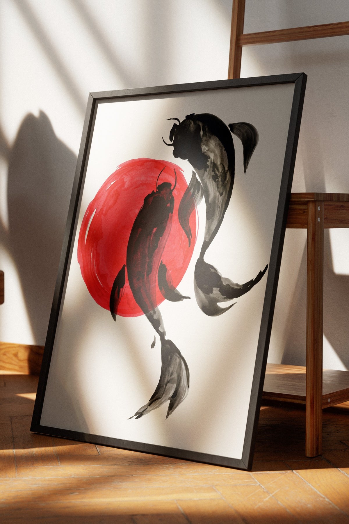 Koi Balıkları ve Kırmızı Güneş Poster – Siyah Çerçeveli Tablo
