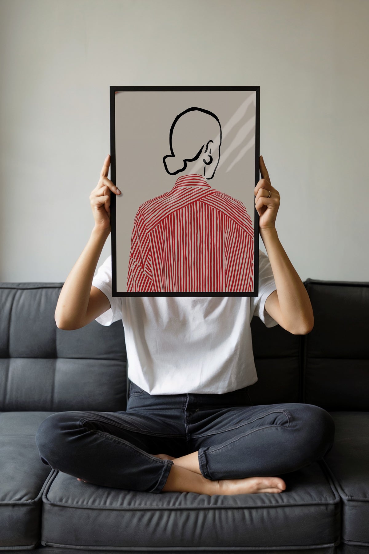Kırmızı Çizgili Kadın Figürü Poster – Siyah Çerçeveli Tablo