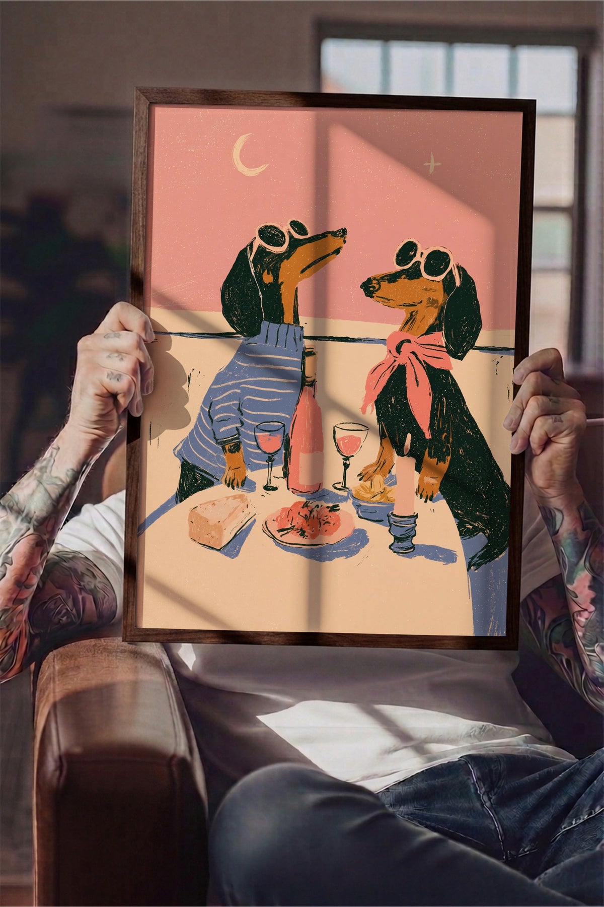 Romantik Akşam Yemeği Yiyen Köpekler Poster – Kahverengi Çerçeveli Tablo