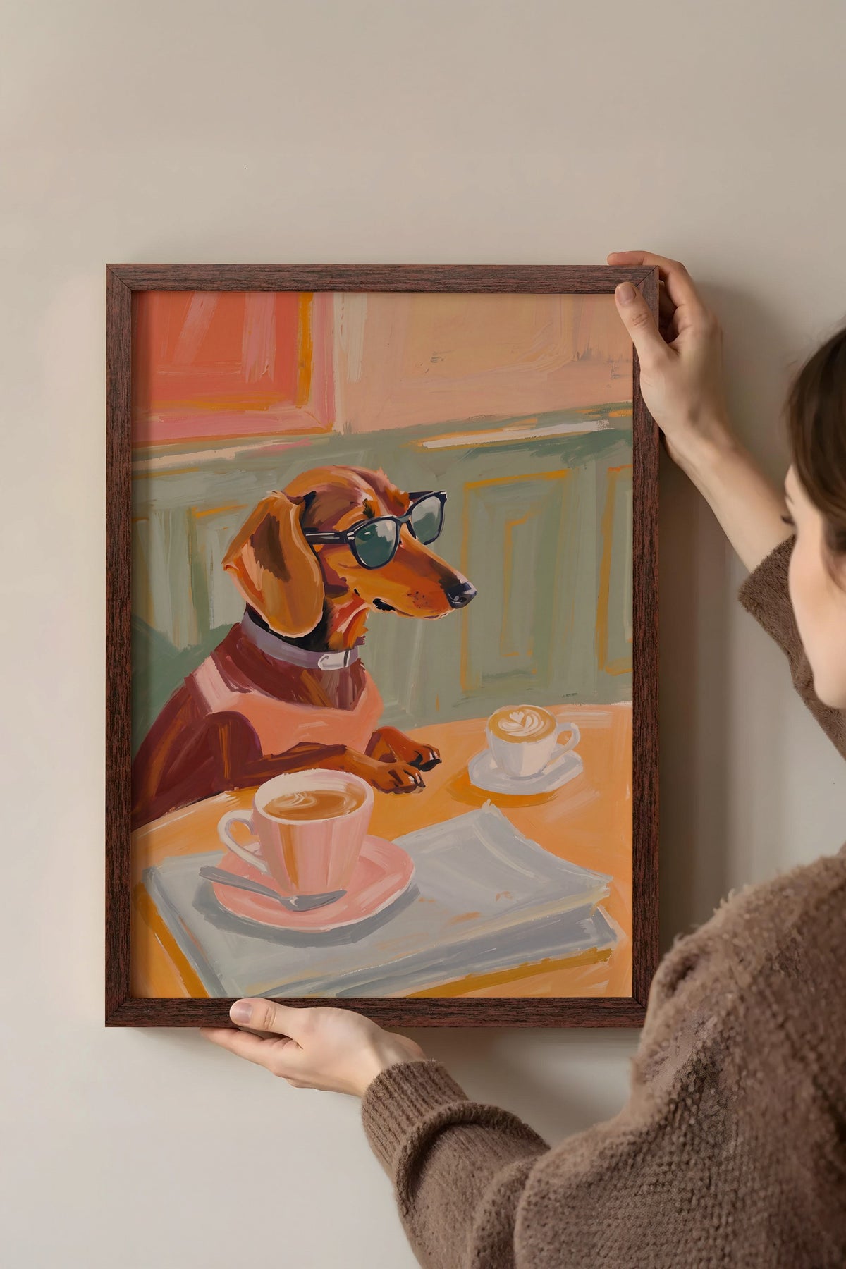 Gözlükle Kahve İçen Köpek Poster – Kahverengi Çerçeveli Tablo