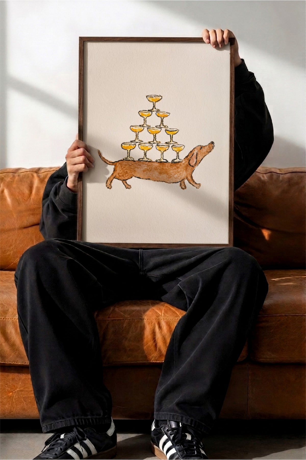 Kadeh Taşıyan Köpek İllüstrasyonu Poster – Kahverengi Çerçeveli Tablo