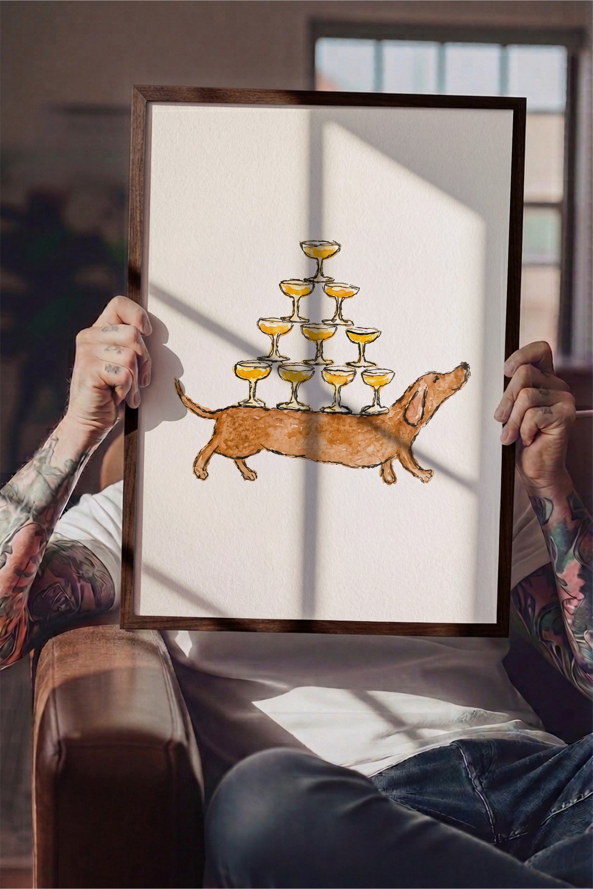 Kadeh Taşıyan Köpek İllüstrasyonu Poster – Kahverengi Çerçeveli Tablo