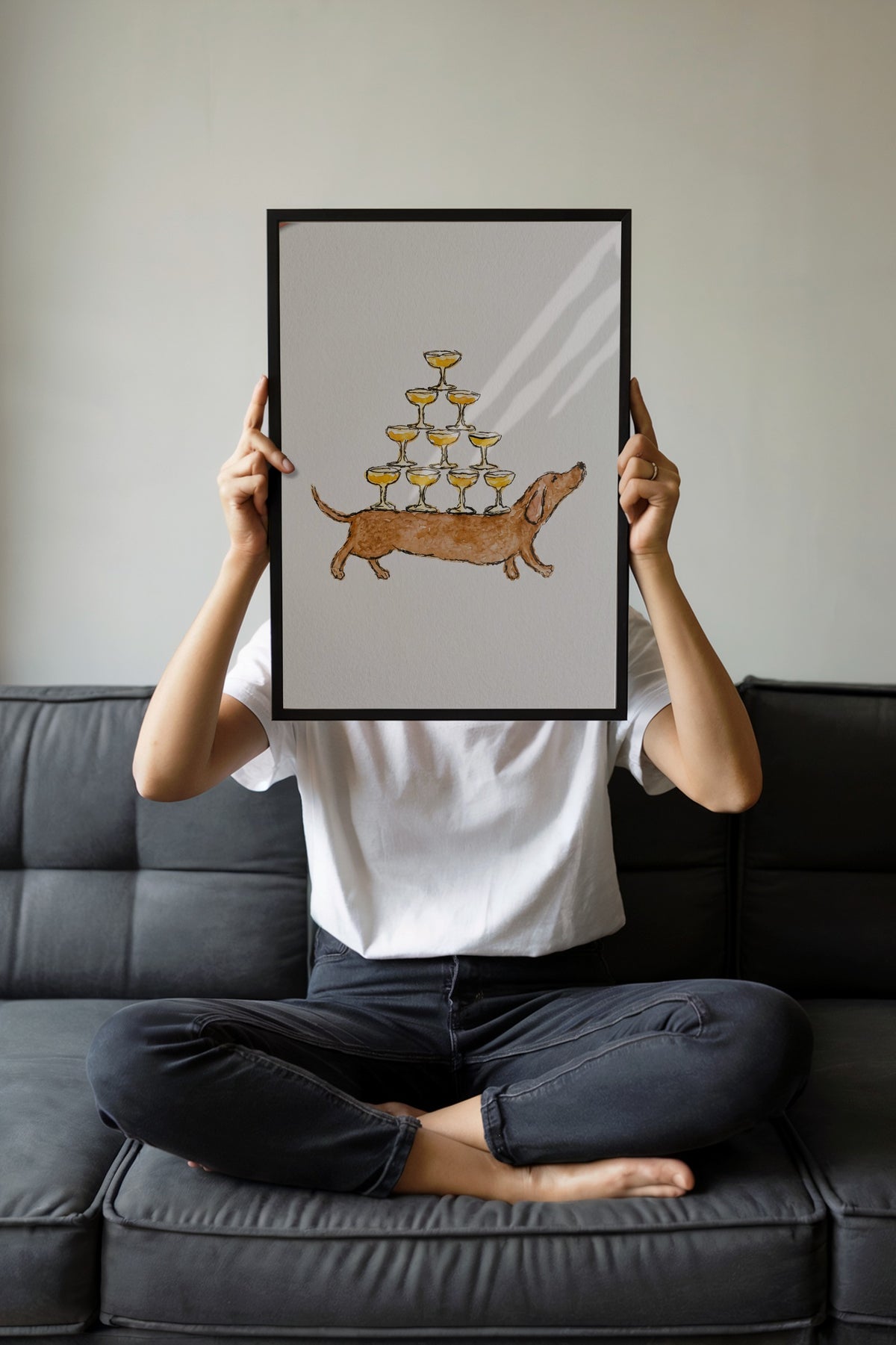 Kadeh Taşıyan Köpek İllüstrasyonu Poster – Siyah Çerçeveli Tablo