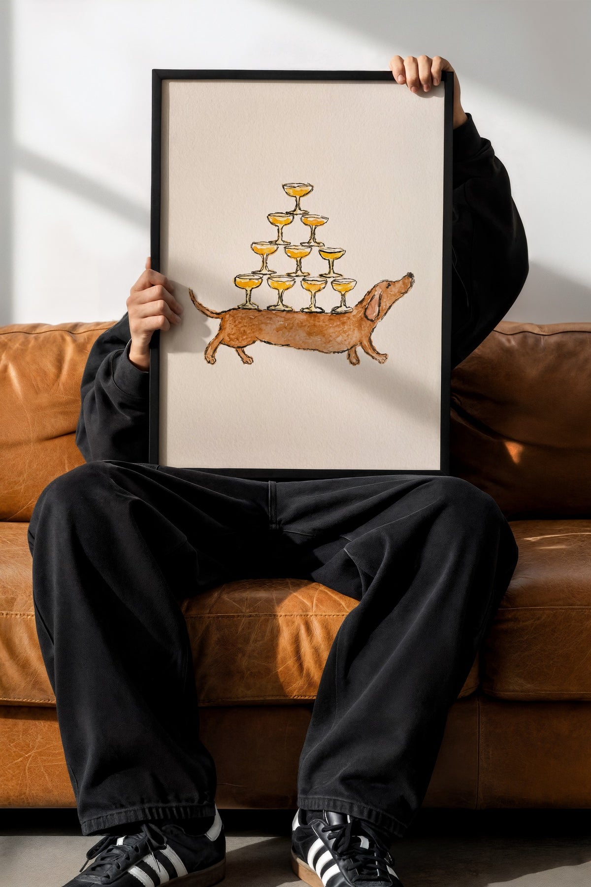 Kadeh Taşıyan Köpek İllüstrasyonu Poster – Siyah Çerçeveli Tablo