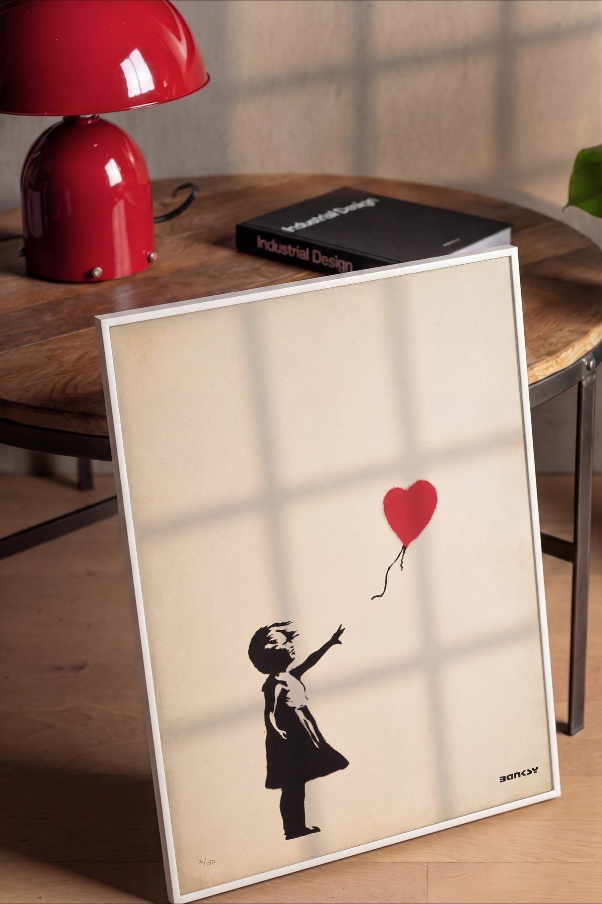 Kalpli Balon Tutan Kız Poster – Beyaz Çerçeveli Tablo