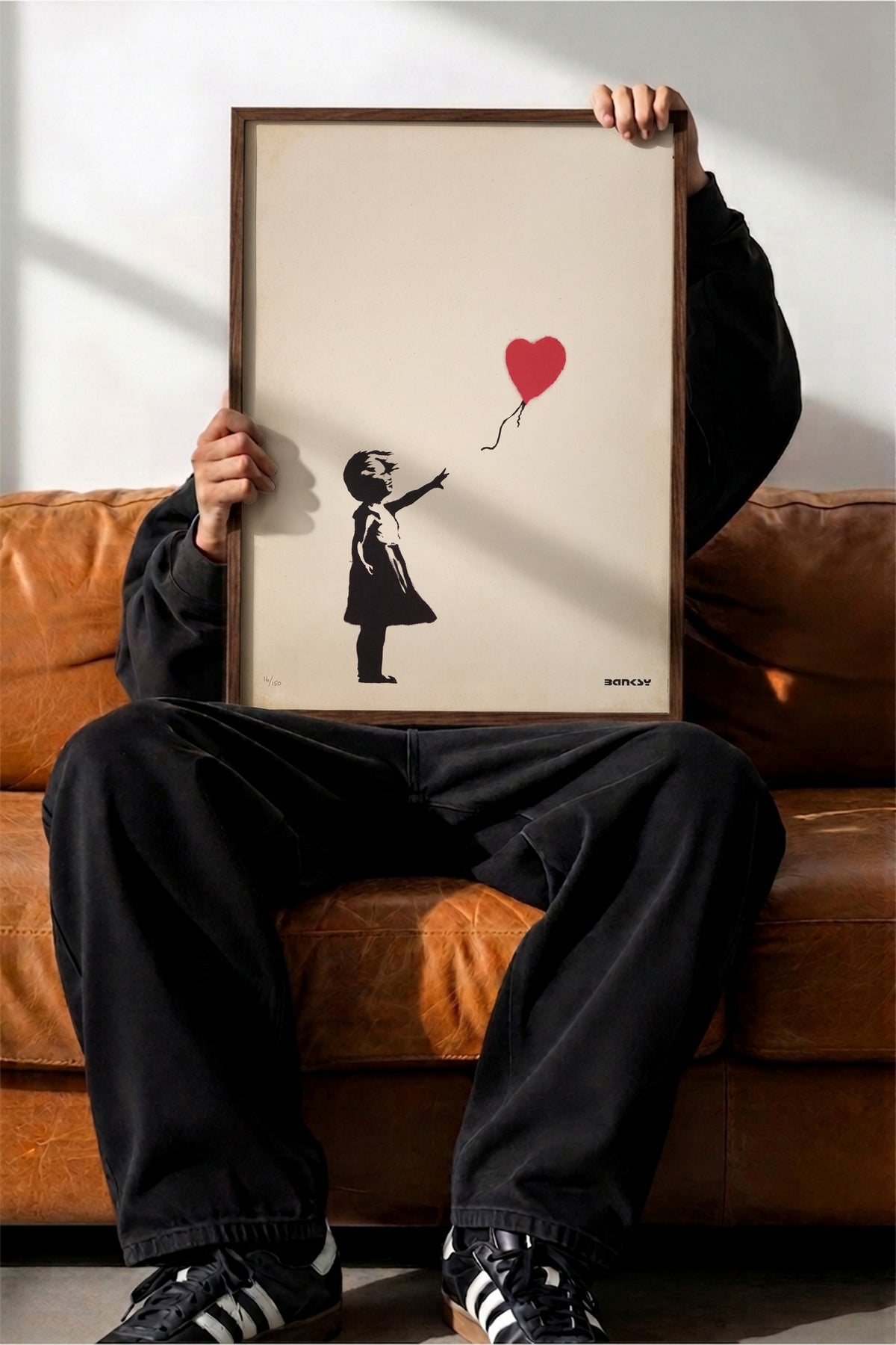Kalpli Balon Tutan Kız Poster – Kahverengi Çerçeveli Tablo