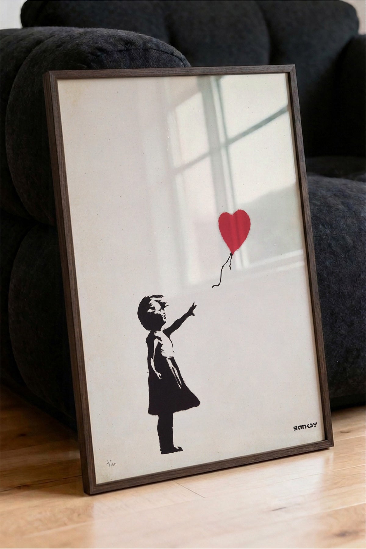 Kalpli Balon Tutan Kız Poster – Kahverengi Çerçeveli Tablo