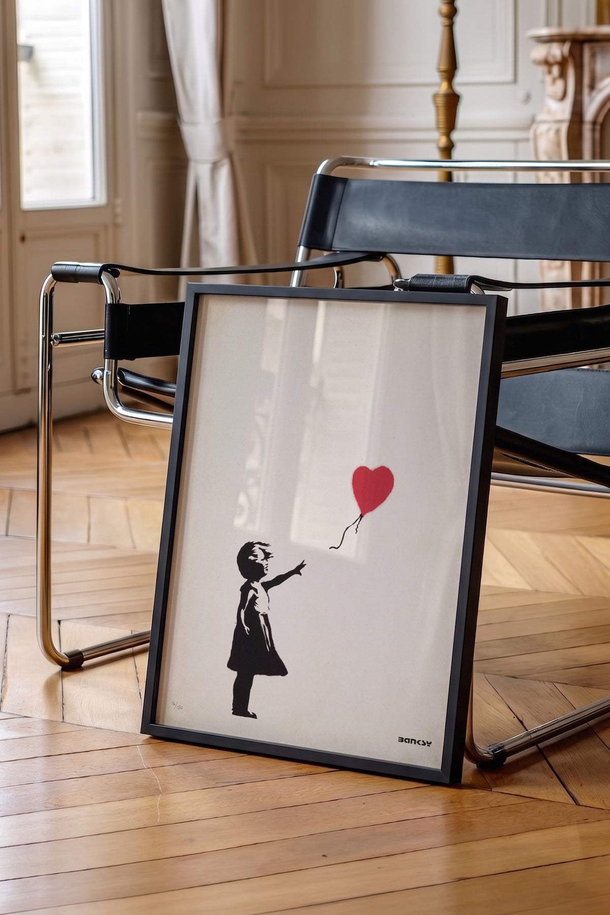Kalpli Balon Tutan Kız Poster – Siyah Çerçeveli Tablo