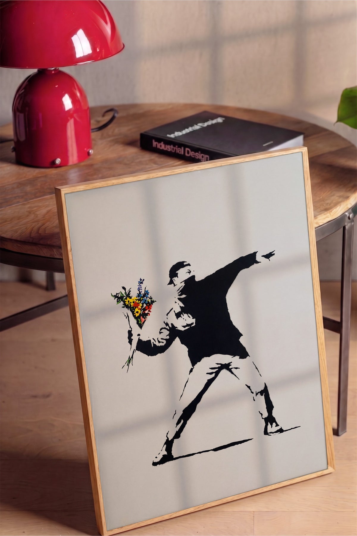 Çiçek Atan Adam Poster – Ahşap Çerçeveli Tablo