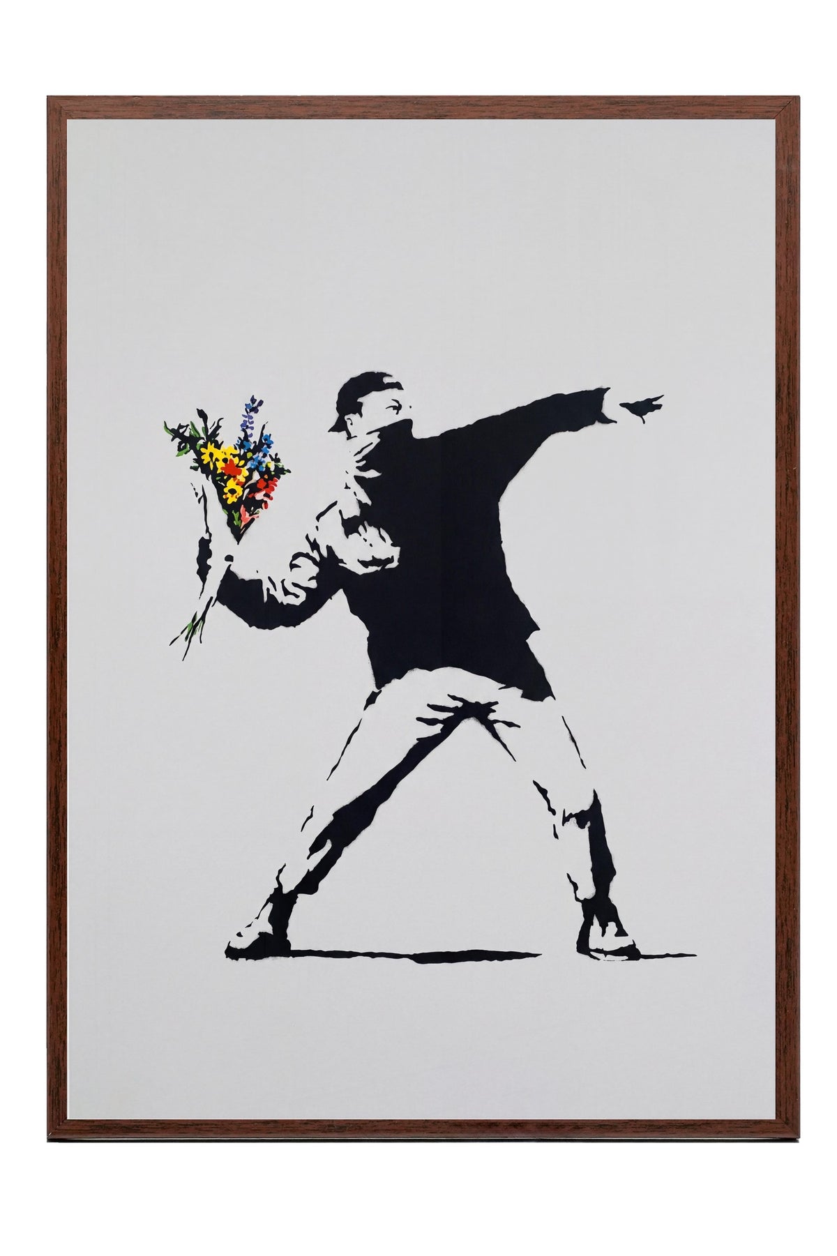 Çiçek Atan Adam Poster – Kahverengi Çerçeveli Tablo