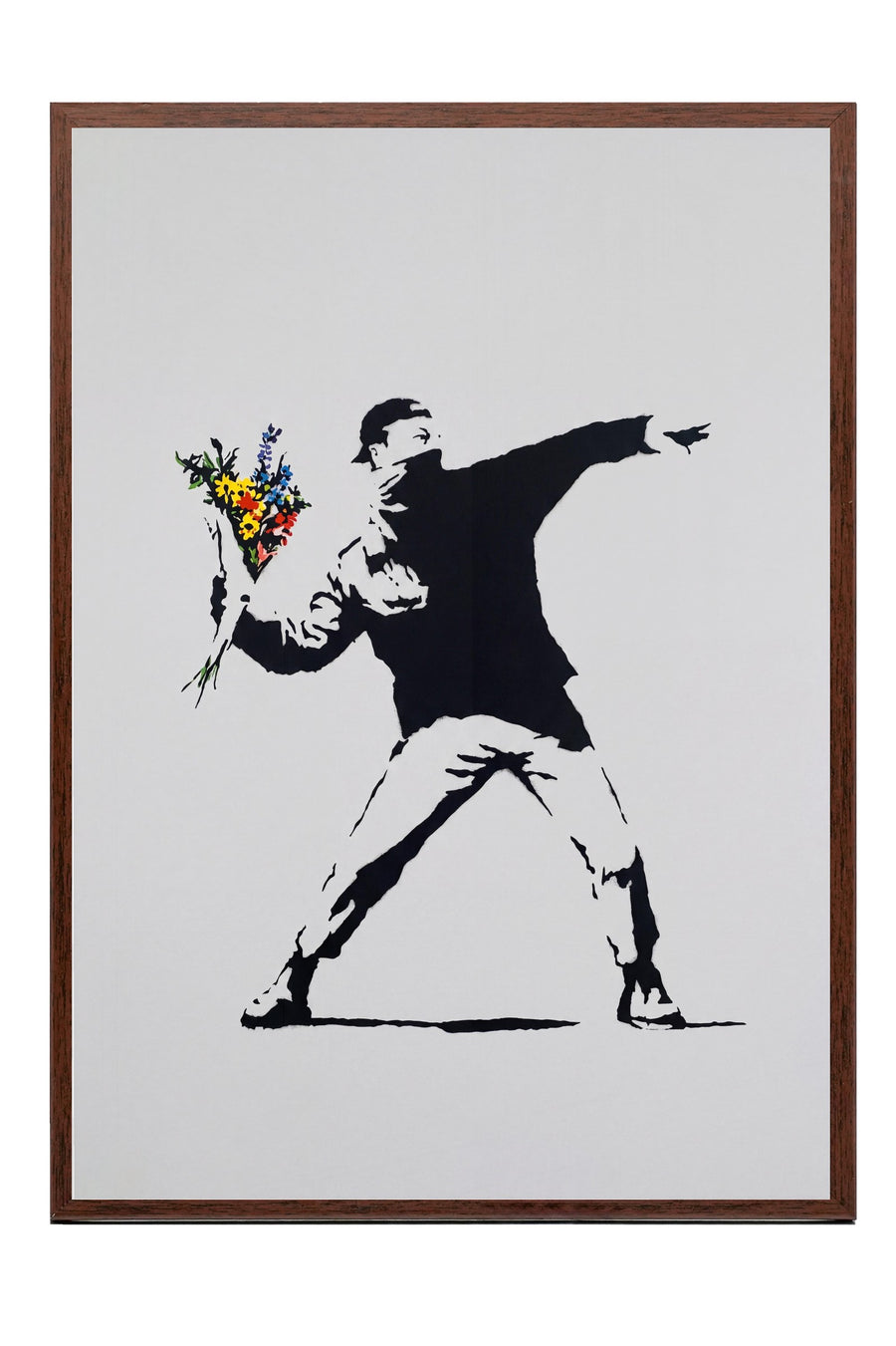 Çiçek Atan Adam Poster – Kahverengi Çerçeveli Tablo