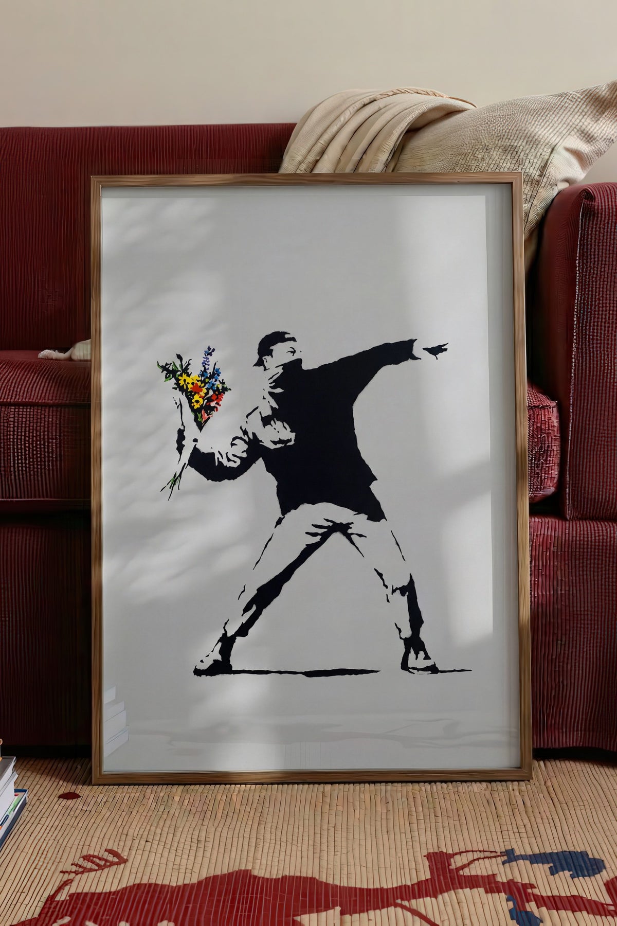 Çiçek Atan Adam Poster – Kahverengi Çerçeveli Tablo