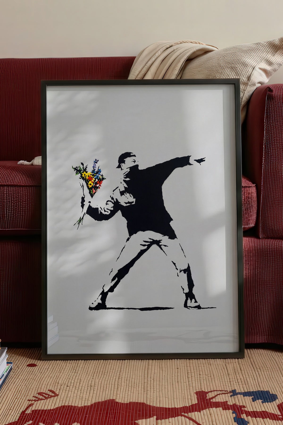 Çiçek Atan Adam Poster – Siyah Çerçeveli Tablo