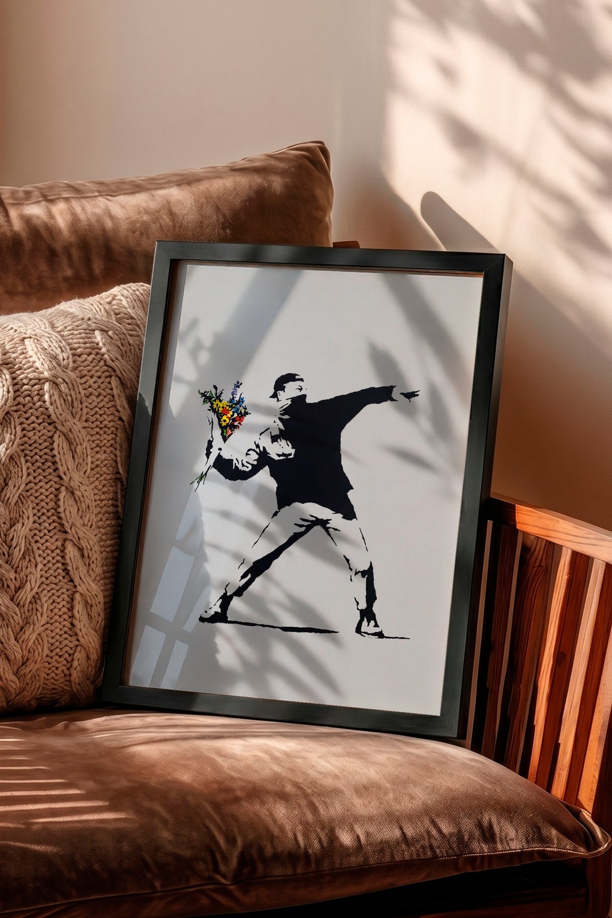 Çiçek Atan Adam Poster – Siyah Çerçeveli Tablo
