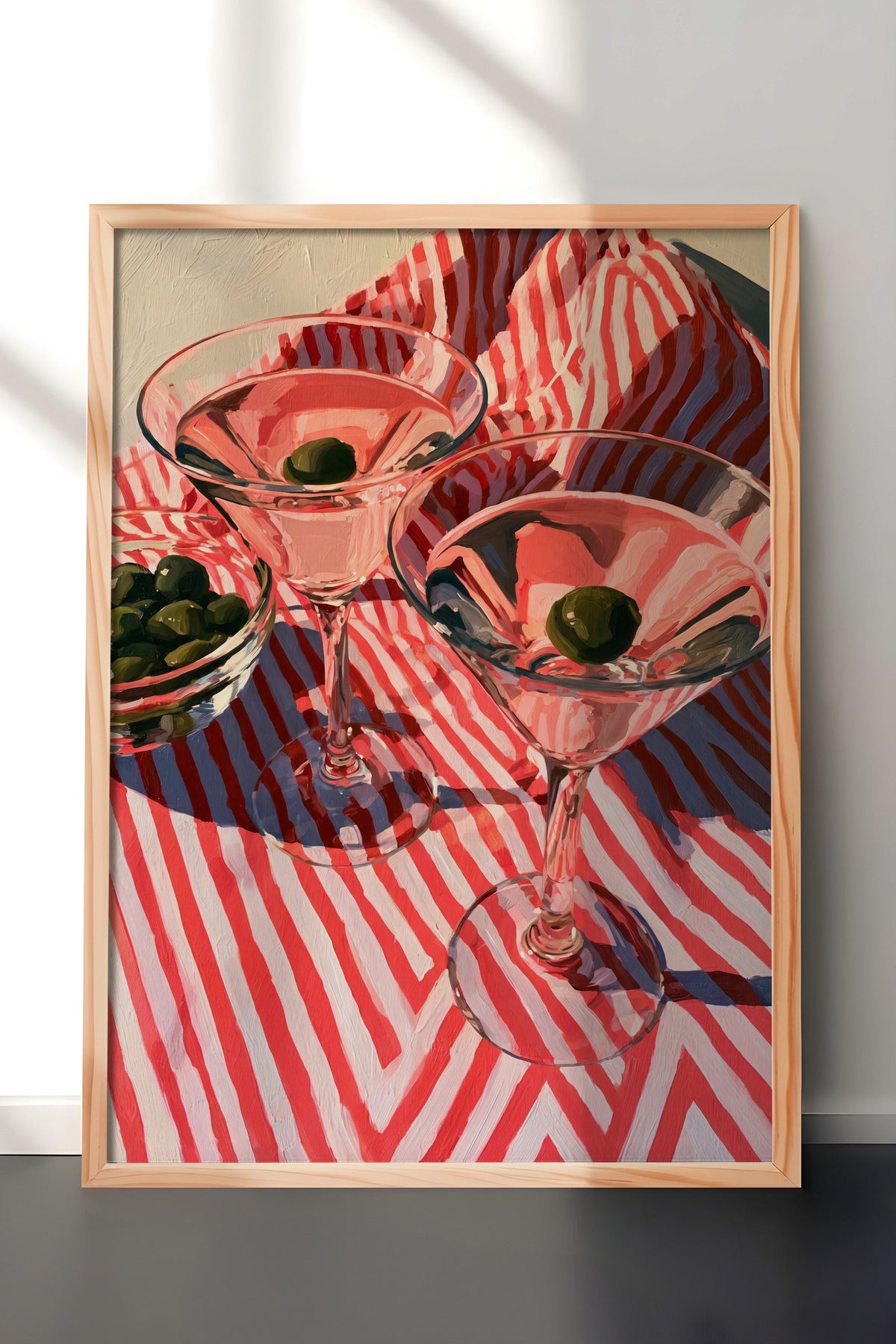Şeritli Zemin Üzerinde Martini Bardakları Poster – Ahşap Çerçeveli Tablo