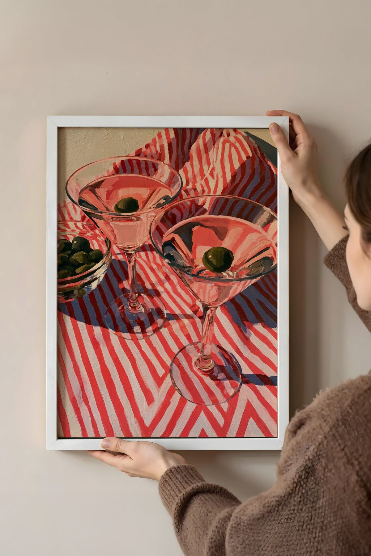 Şeritli Zemin Üzerinde Martini Bardakları Poster – Beyaz Çerçeveli Tablo
