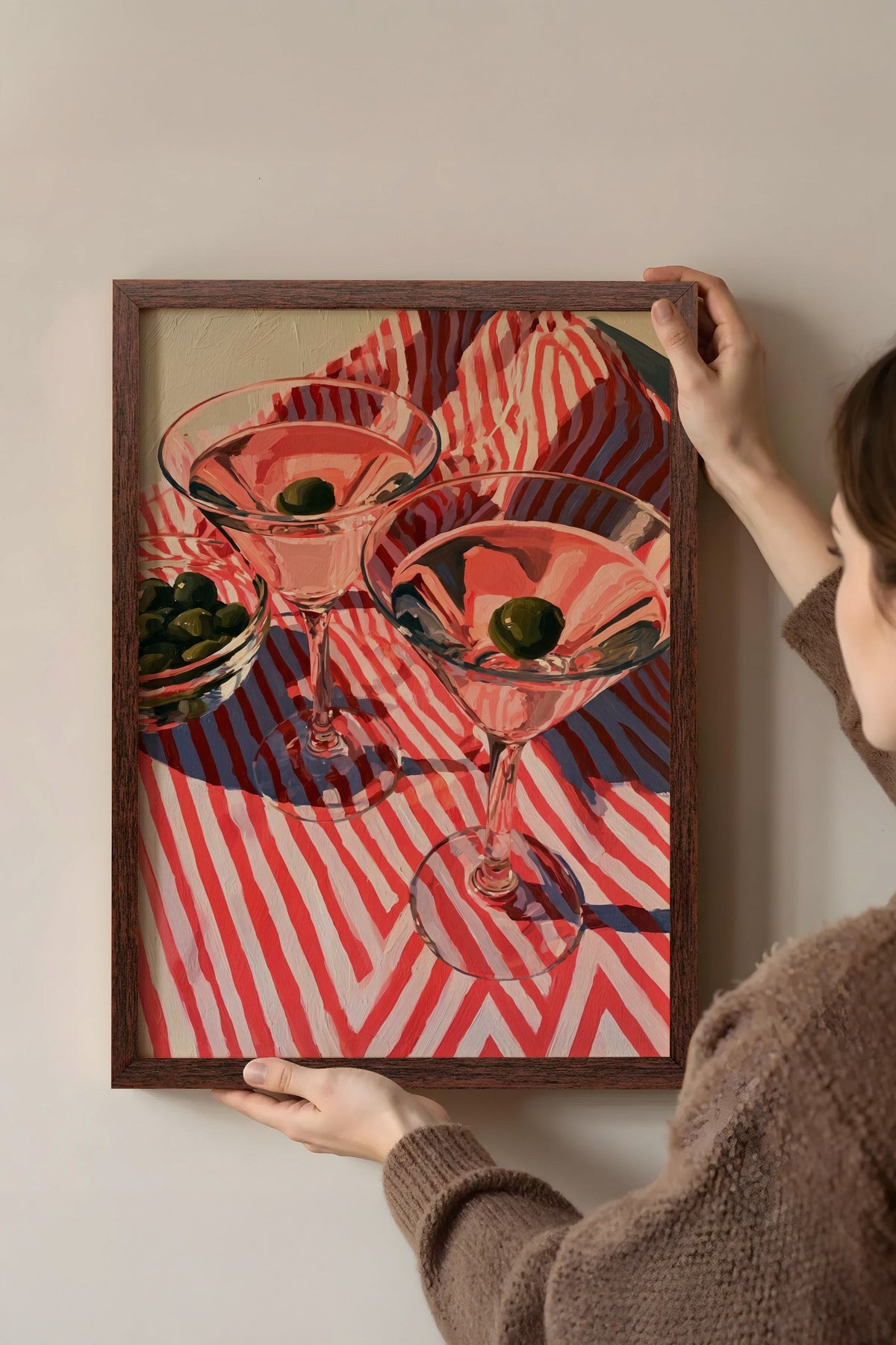 Şeritli Zemin Üzerinde Martini Bardakları Poster – Kahverengi Çerçeveli Tablo