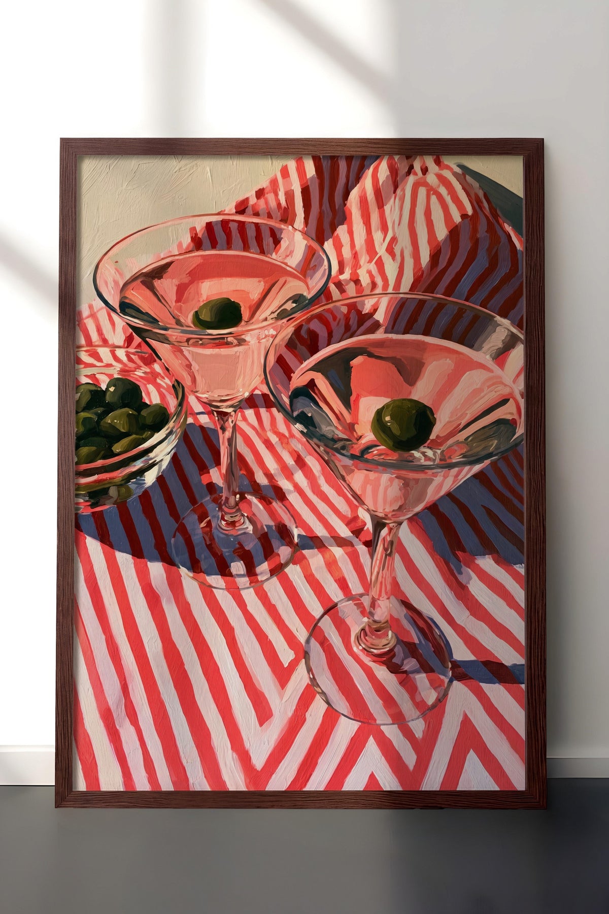 Şeritli Zemin Üzerinde Martini Bardakları Poster – Kahverengi Çerçeveli Tablo