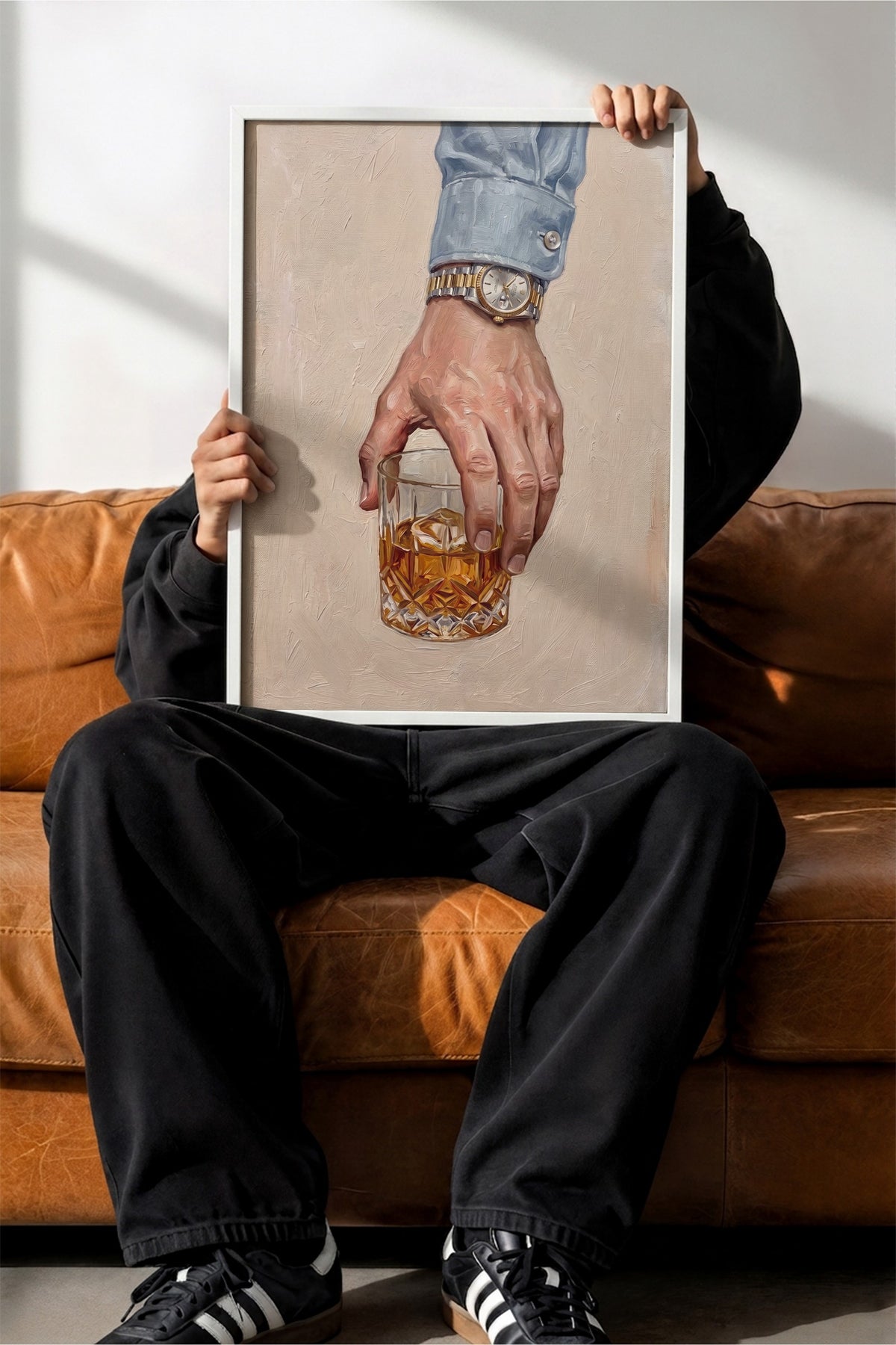 Saatli El ile İçecek Tutuşu Poster – Beyaz Çerçeveli Tablo