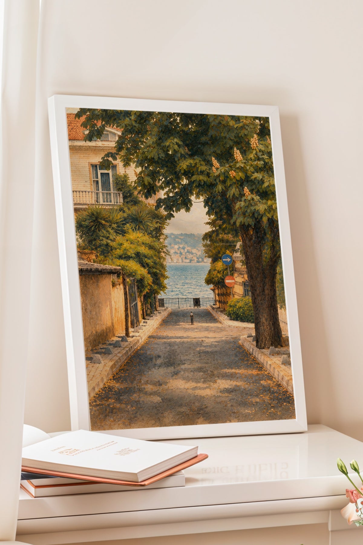 Sokak ve Deniz Manzarası Poster – Beyaz Çerçeveli Tablo