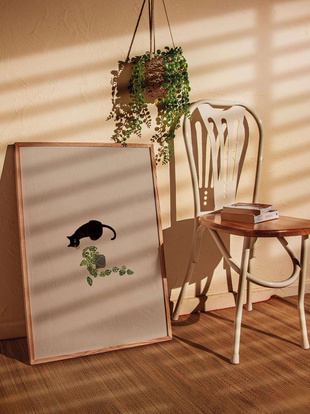Bitkiyle Oynayan Kedi Poster – Ahşap Çerçeveli Tablo