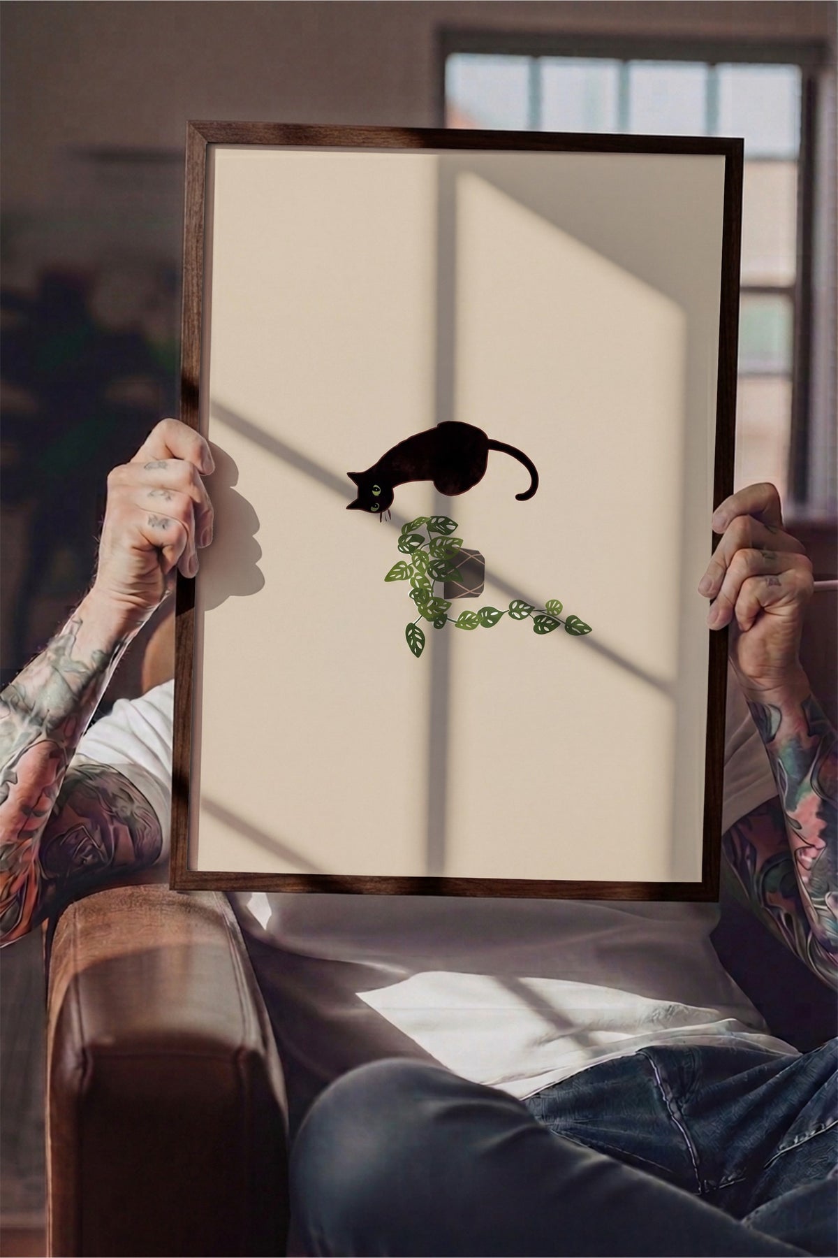 Bitkiyle Oynayan Kedi Poster – Kahverengi Çerçeveli Tablo