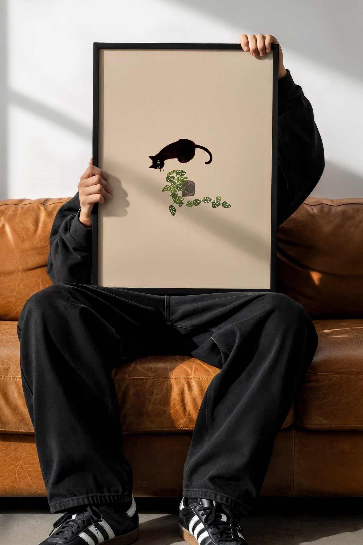 Bitkiyle Oynayan Kedi Poster – Siyah Çerçeveli Tablo