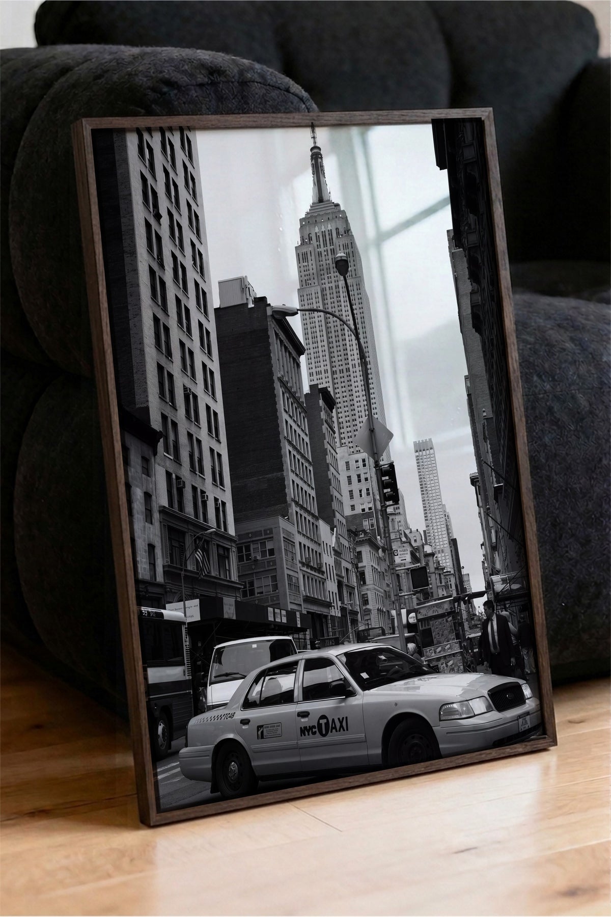 Empire State ve New York Sokakları Poster – Kahverengi Çerçeveli Tablo